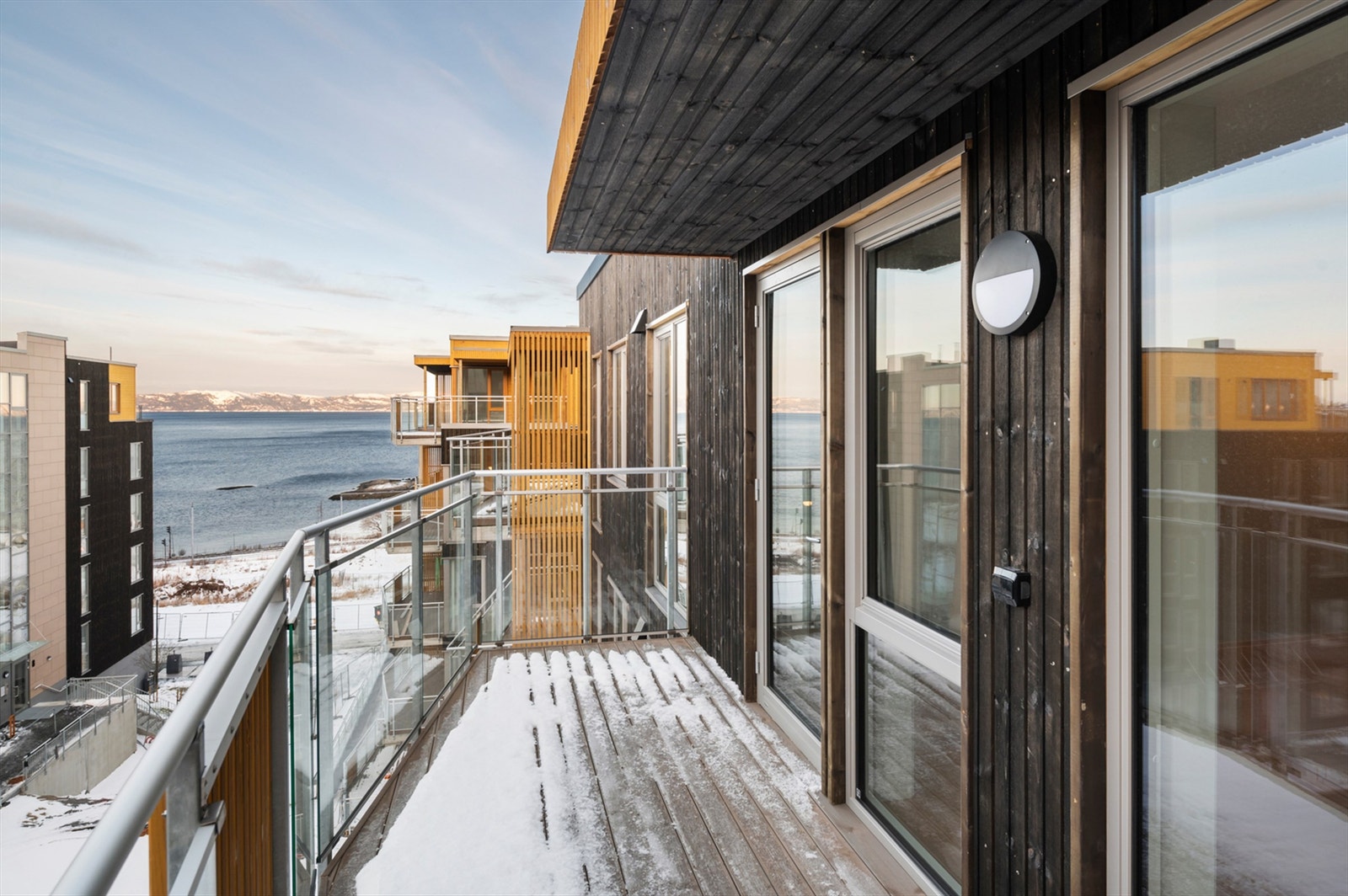 Vestvendt balkong på 10 kvm med flott sjøutsikt mot Trondheimsfjorden. Galleribilde
