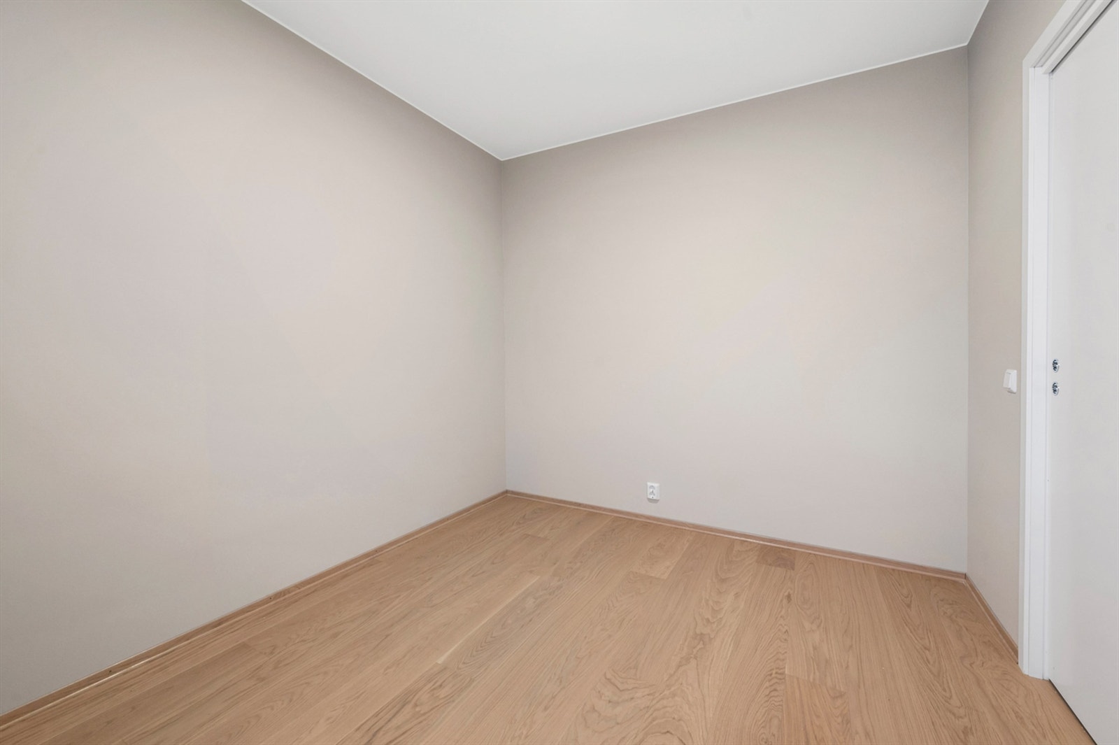 Det er god plass til seng av ønsket størrelse, garderobeløsning og annet soveromsmøblement. Galleribilde