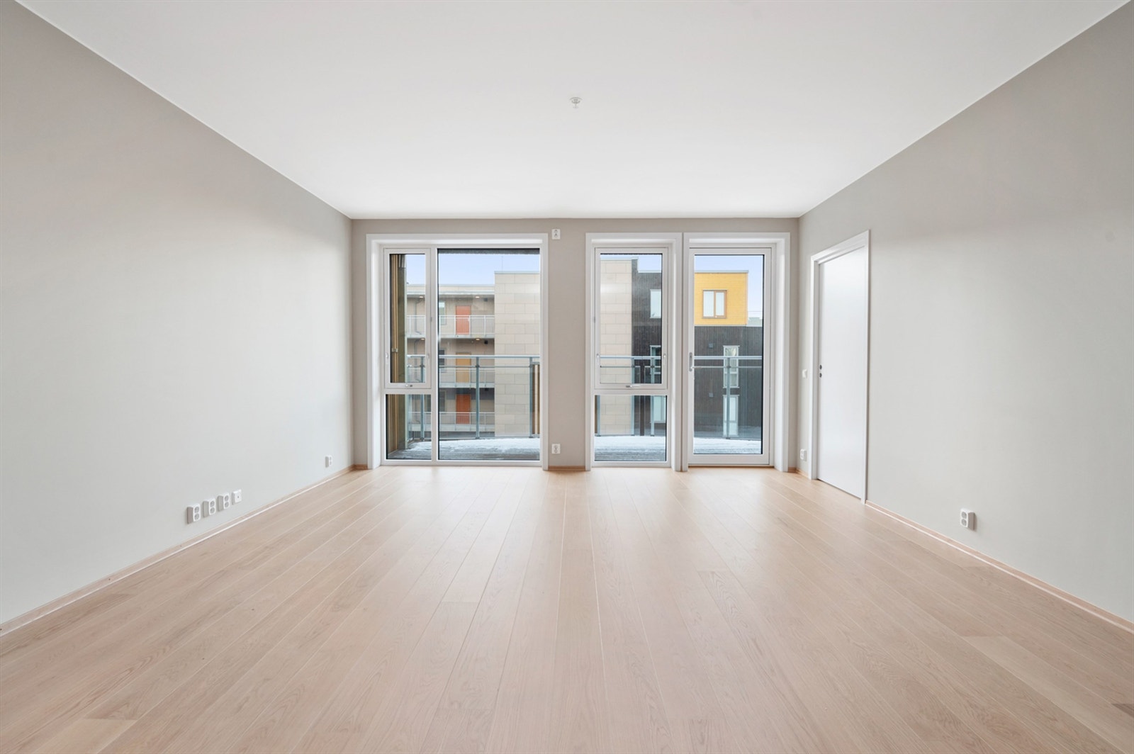 Fra leiligheten er det korte avstander til "alt" man trenger av ulike servicetilbud og rekreasjonsmuligheter. Galleribilde