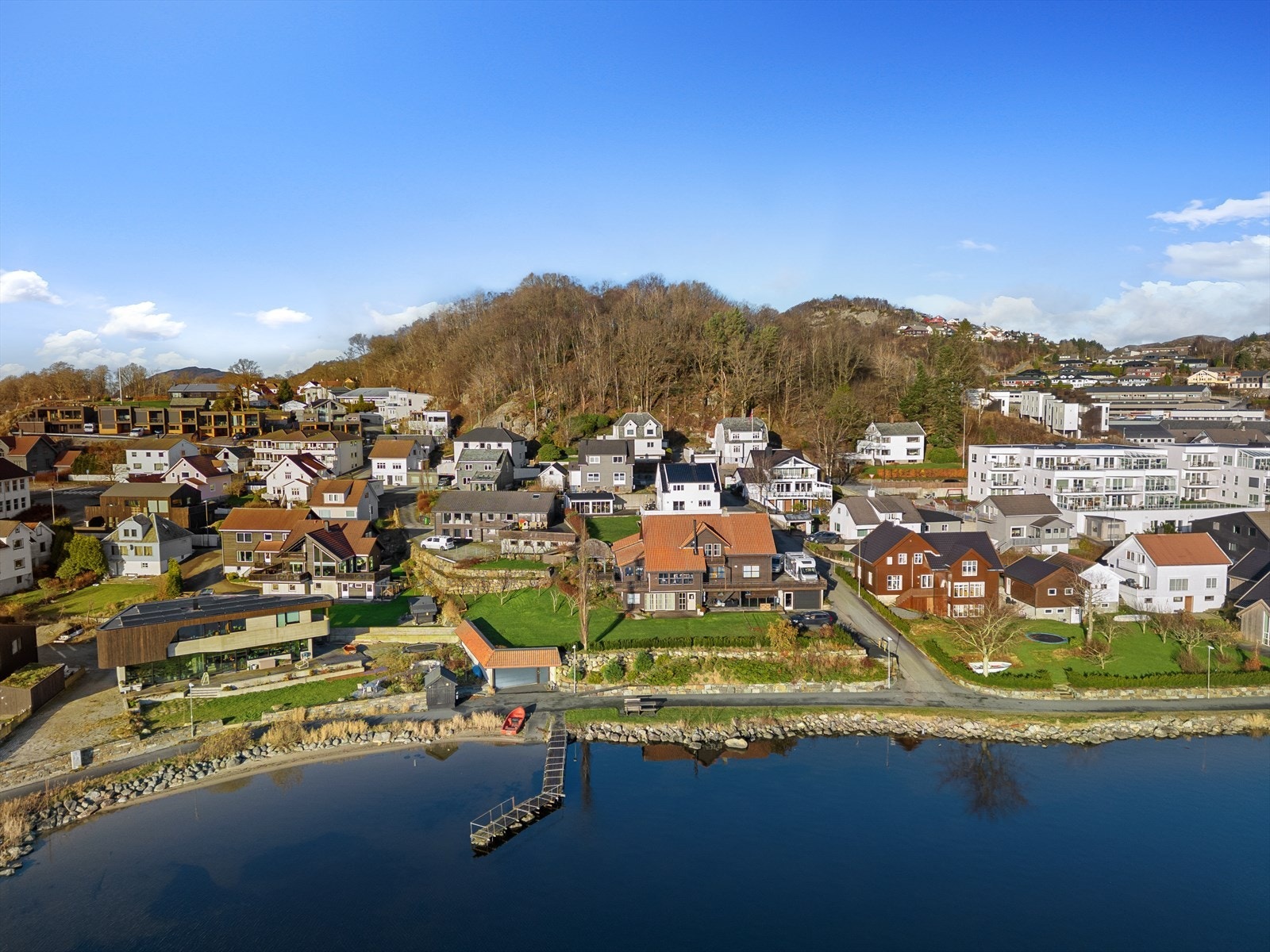 Rettedalen 29 B ligger i vannkanten i første rekke mot Edlandsvatnet og har nydelig tursti rett utenfor døren. En sjelden mulighet for å sikre seg idyllisk liv sentralt, men i nydelige omgivelse. Galleribilde