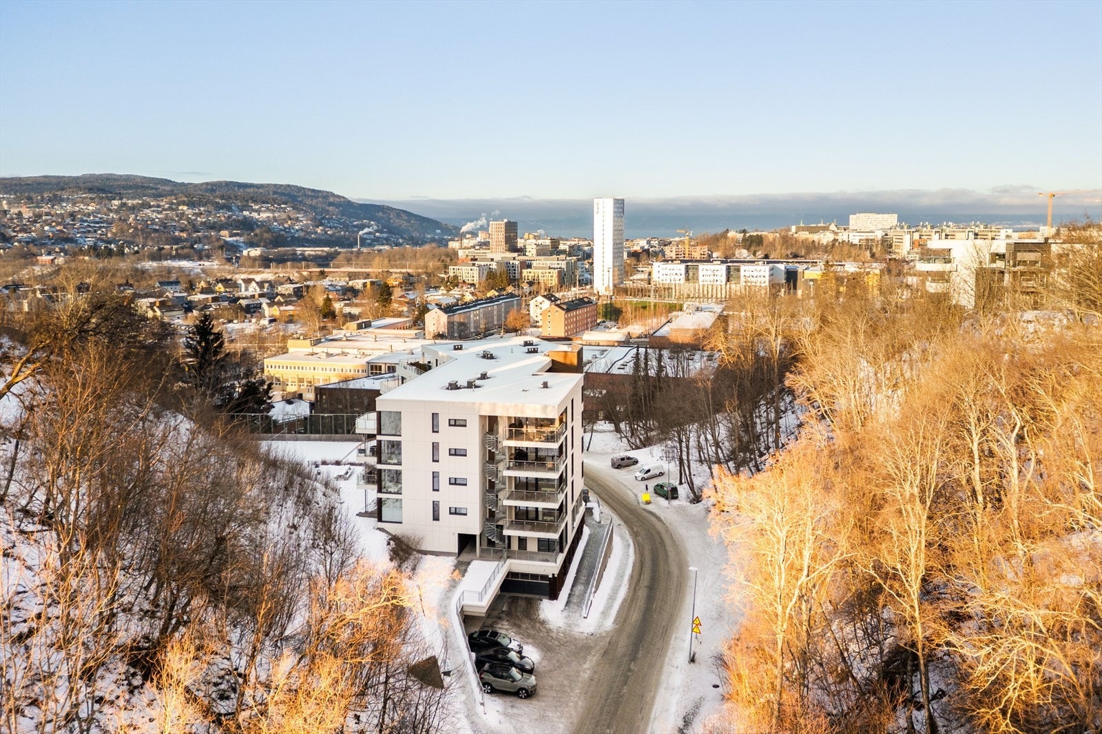 Leiligheten er beliggende i rolige og grønne omgivelser, samtidig som man har kort avstand til sentrum og daglige fasiliteter. Galleribilde