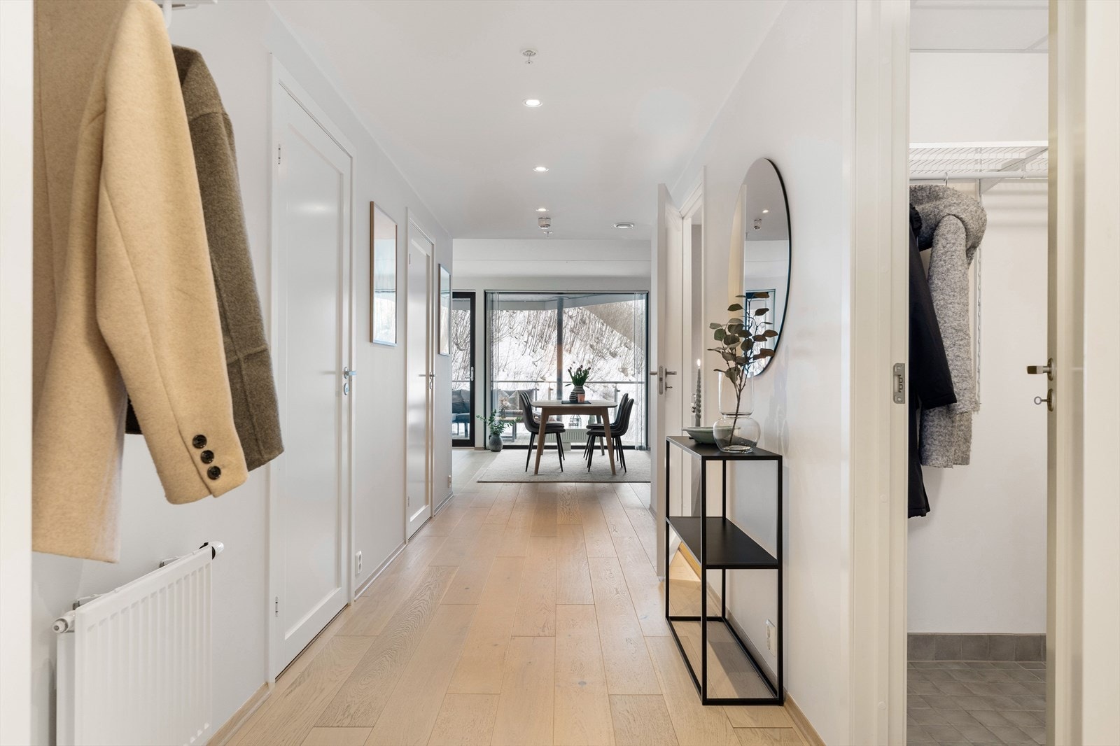 Entréen har en elegant 1-stavs eikeparkett og downlights i himling, som går igjen i samtlige rom i leiligheten. Galleribilde