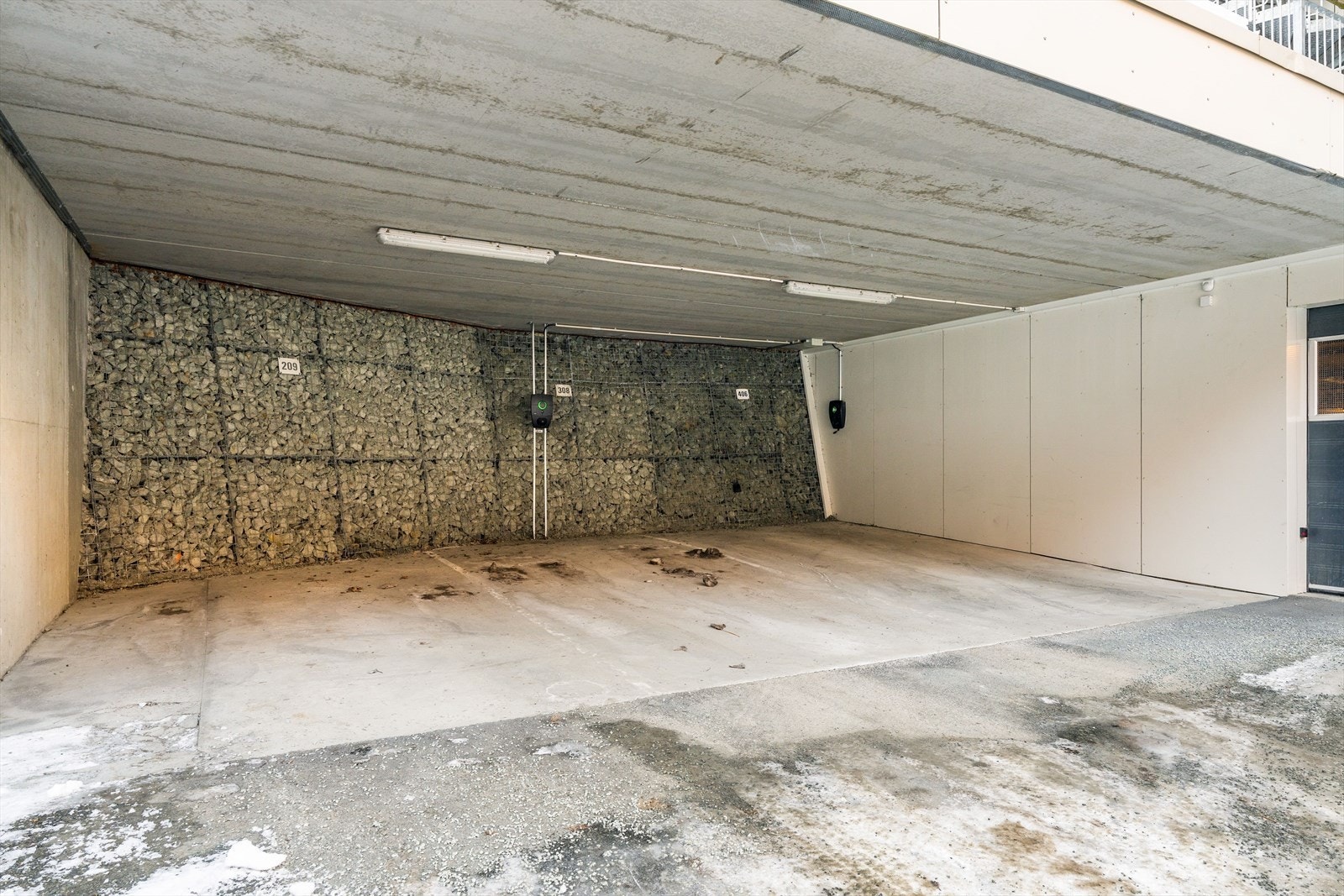 Det medfølger en fast parkeringsplass i carport, med ladepunkt for elbil. Galleribilde