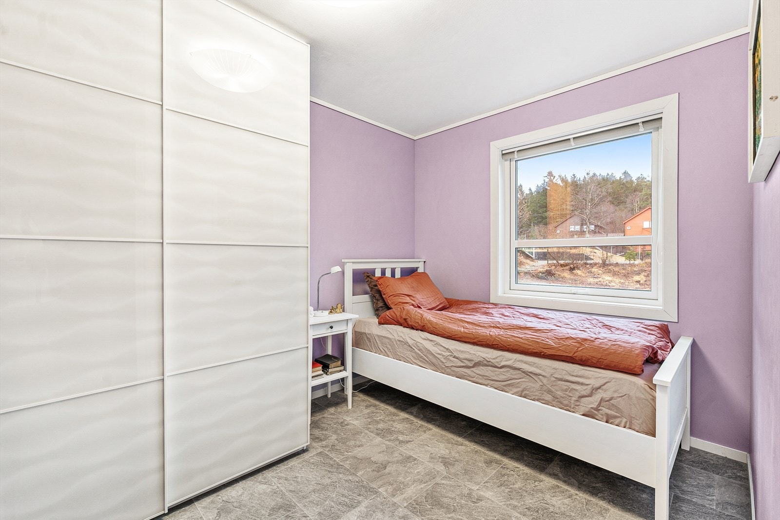 Soverom m/skyvedørsgarderobe i hovedetasjen Galleribilde