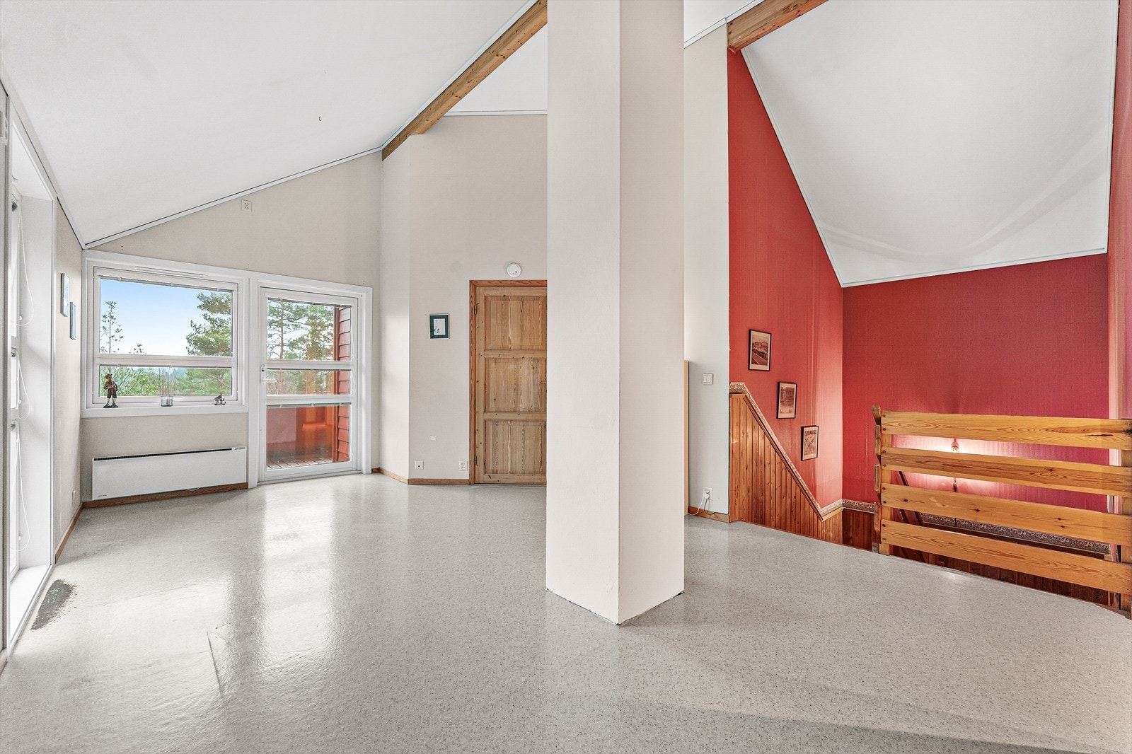 Stor loftstue m/utgang til balkong Galleribilde