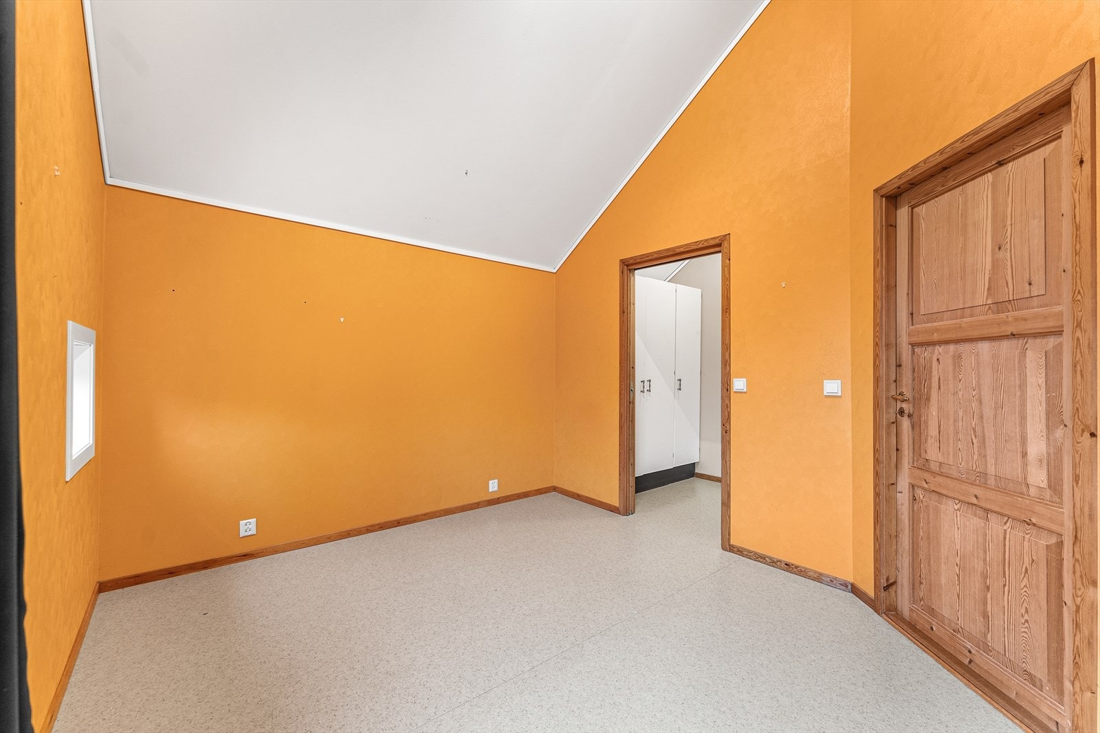 Soverom m/inngang walk-in-garderobe Galleribilde
