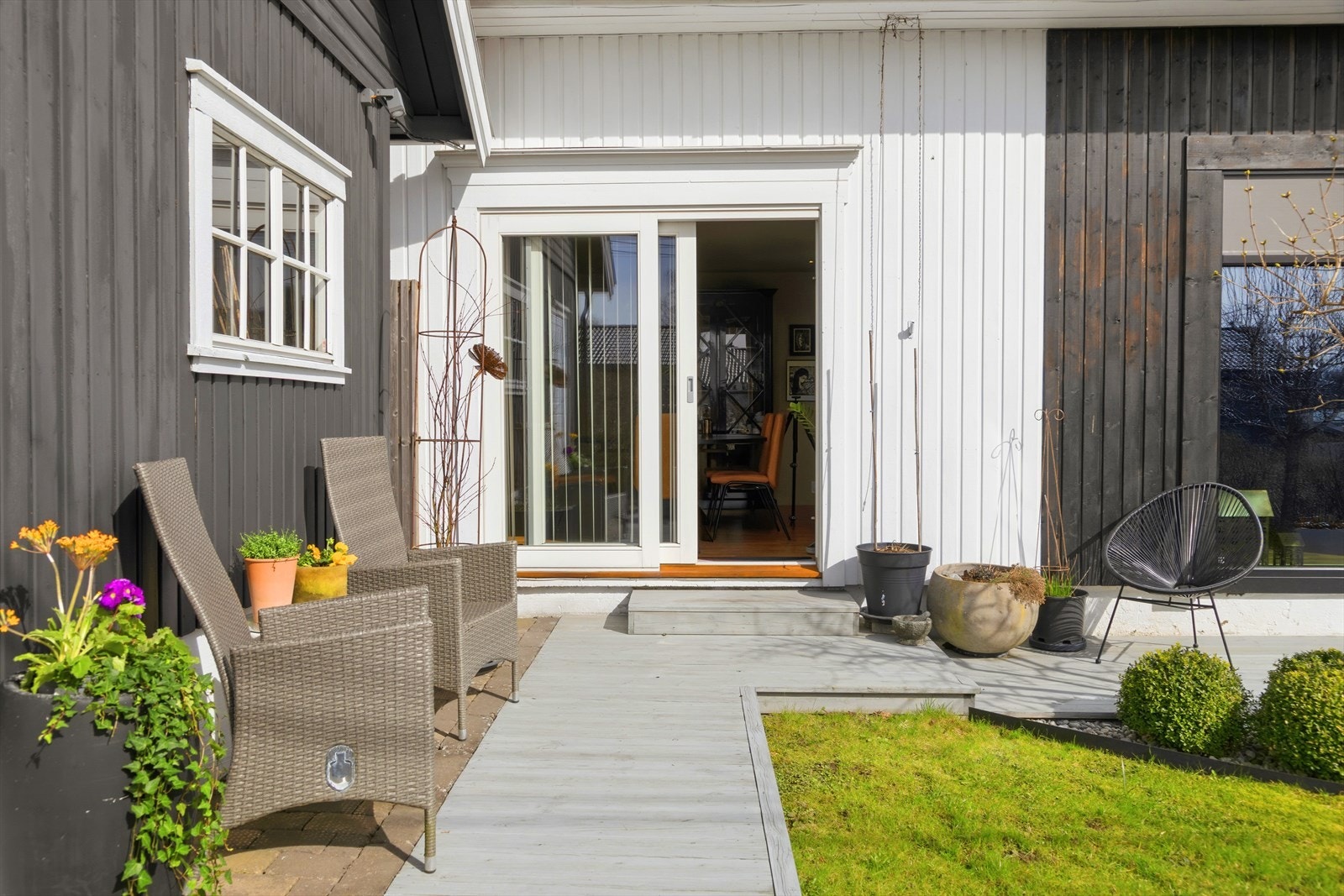 Flott uteplass i hagen med stor markterrasse Galleribilde