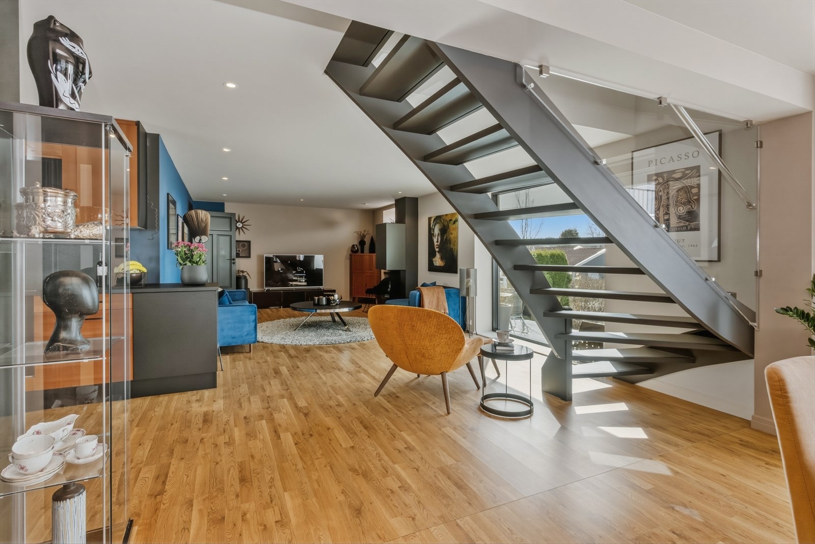 Stuen med trappen opp i .2. etg. Galleribilde