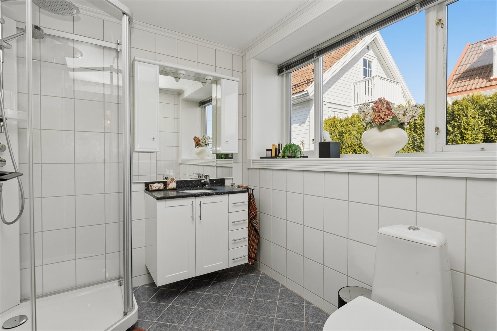 Bad i 1 etasje med dusjkabinett, gulvvarme og wc. Galleribilde