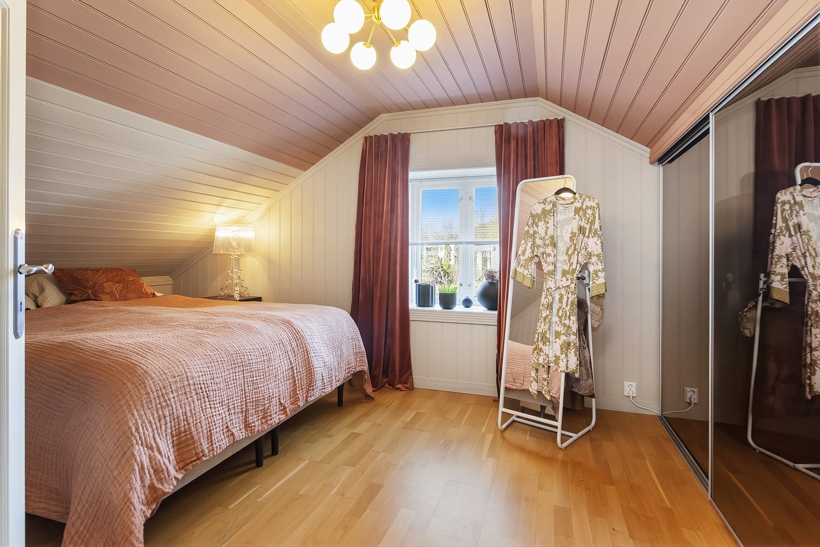 Hovedsoverommet med skyvedørsgarderobe Galleribilde