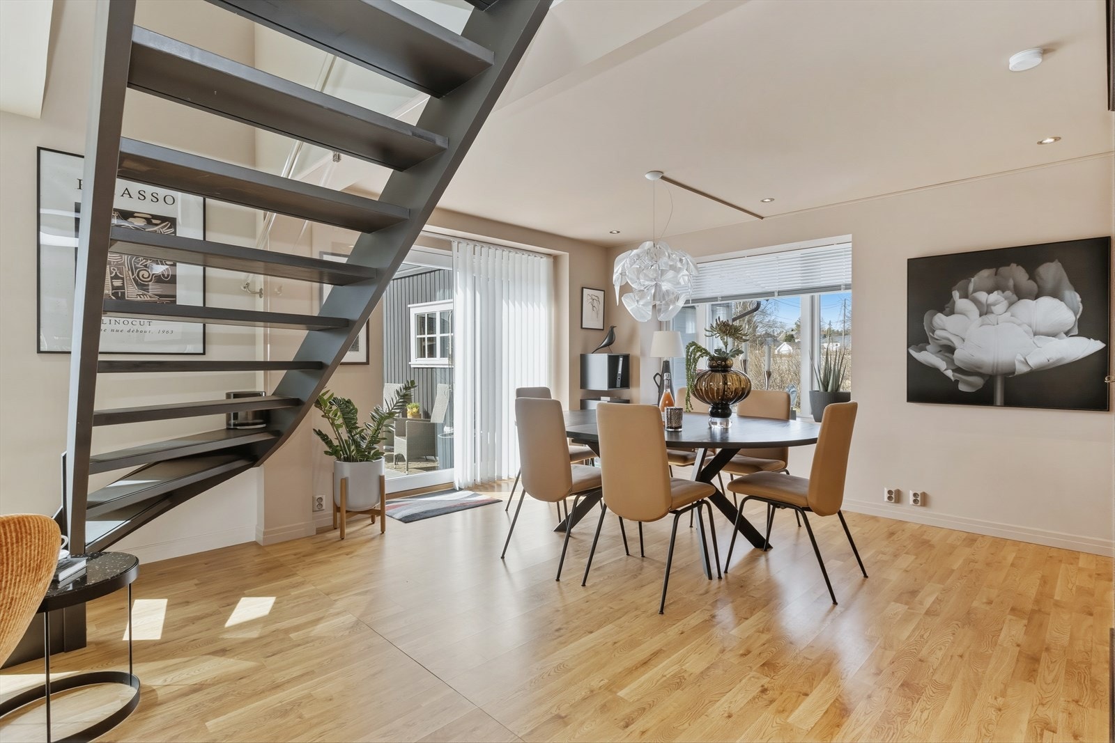 Spisestuen med trappen opp til 2. etg. Galleribilde