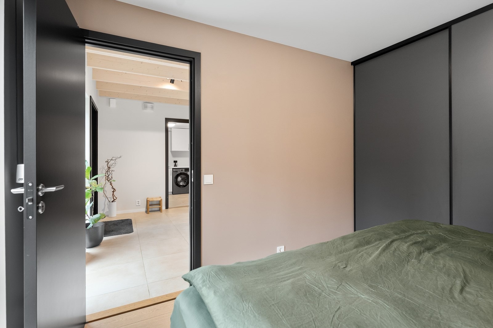 Det første soverommet har en skyvedørsgarderobe som går langs hele den ene veggen. Galleribilde