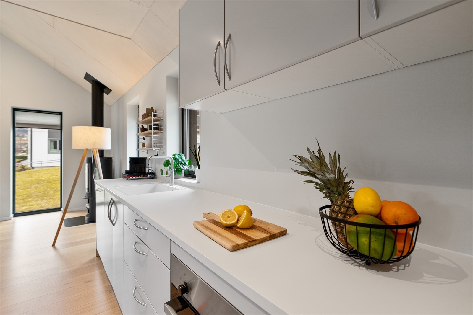 Kjøkkenet har moderne design med glatte fronter. Galleribilde