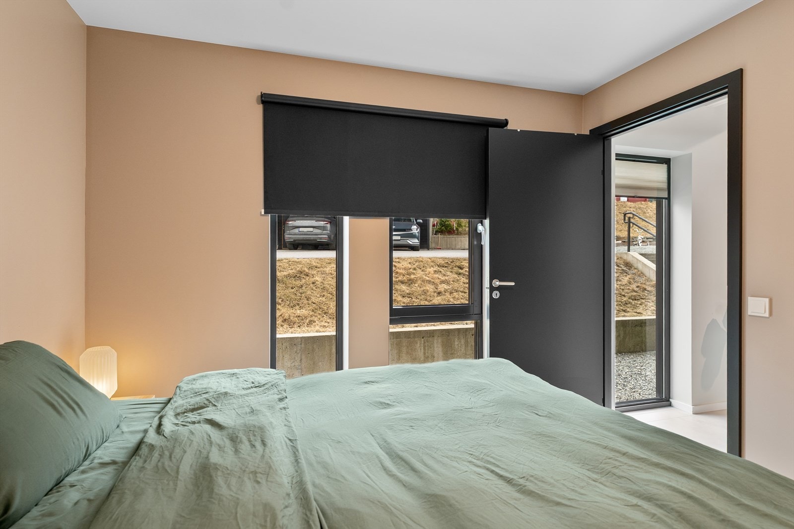 Flotte Luxaflex rullegardiner som er lystette foran vinduene. Galleribilde