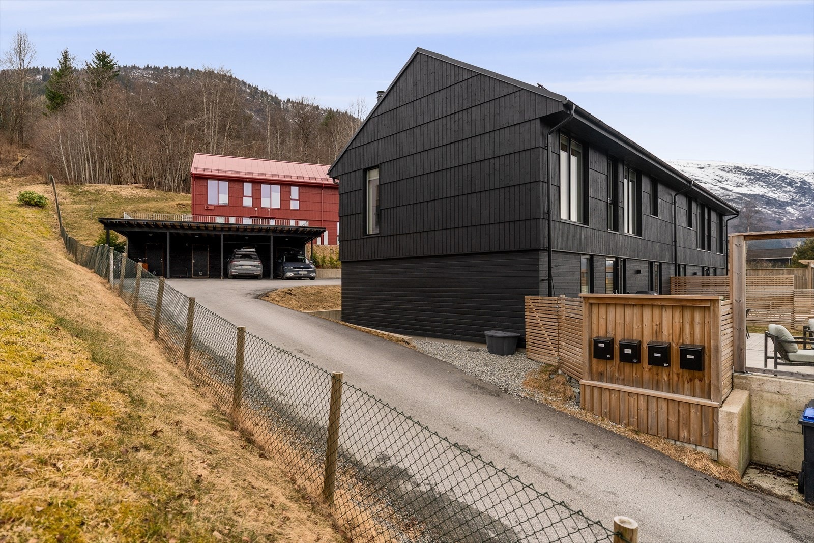 Den røde og den svarte boligen tilhører sameiet. Galleribilde