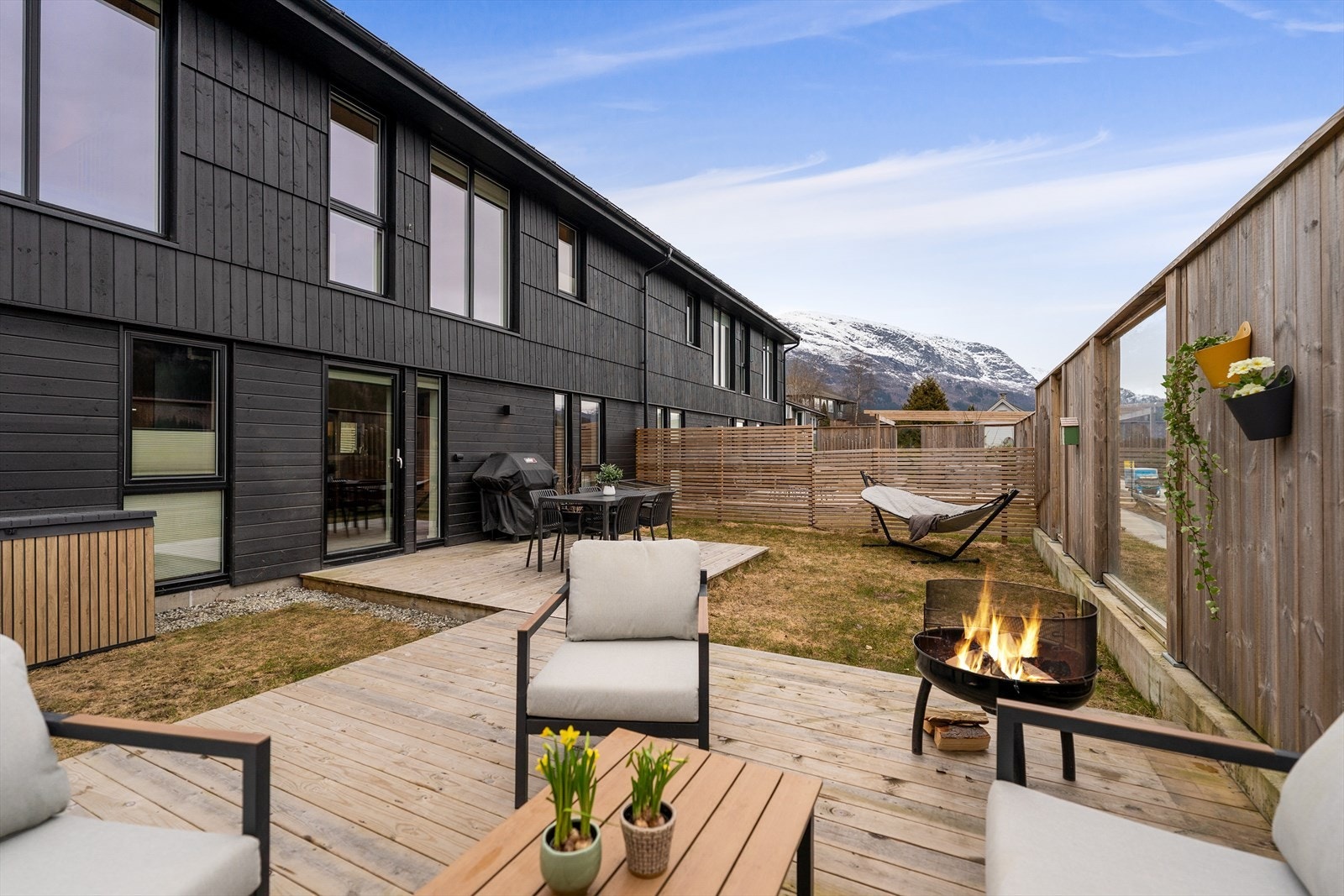 Egen flott uteplass til denne boligen. I tillegg er det felles uteplass på andre siden m/lekeplass for ungene. Galleribilde