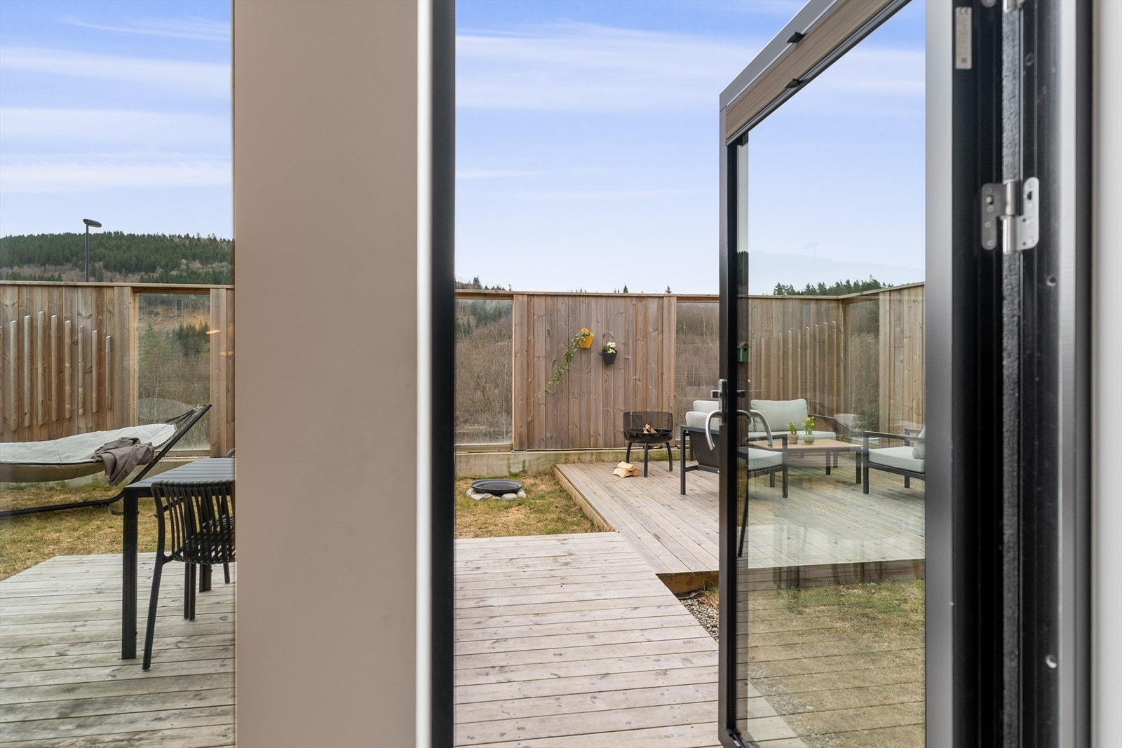 Terrassen ligger skjermet til. Galleribilde