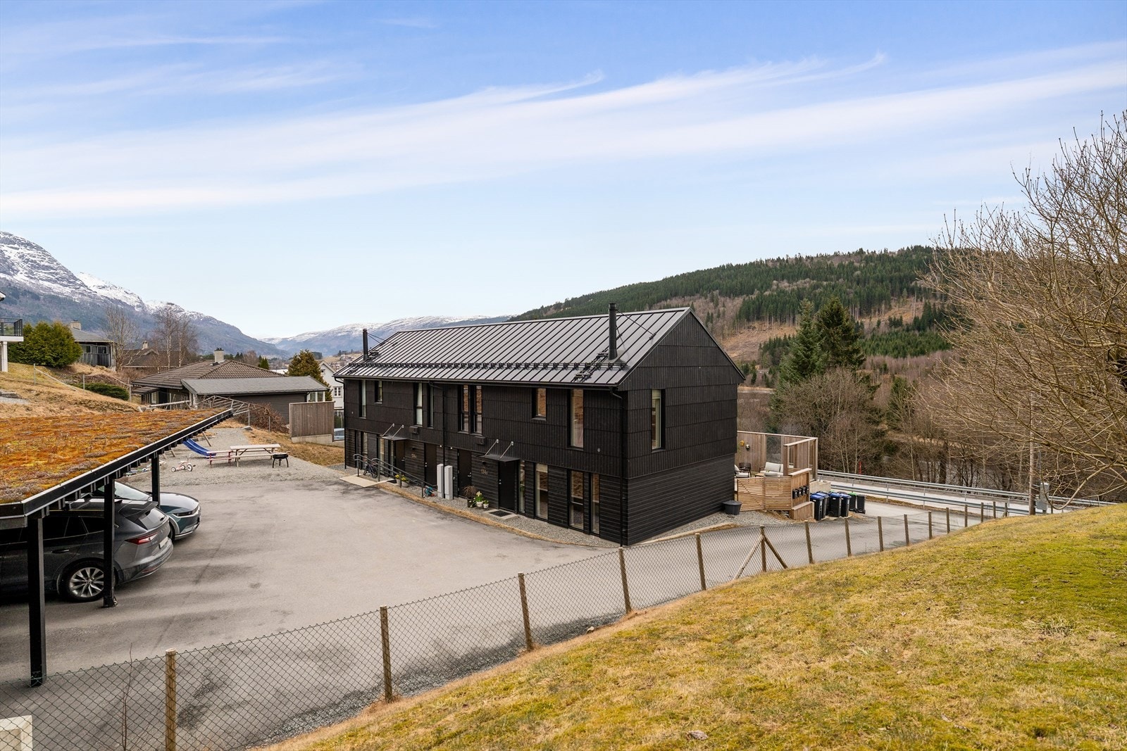Carport m/elbil lader, utvendig bod. Galleribilde