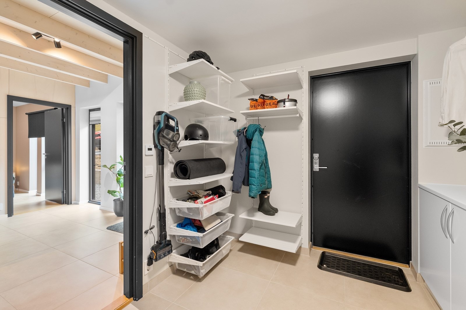 Plassering av vaskerommet gjør det enkelt å komme inn med skitne sko eller barnevogn uten å skitne til resten av huset. Galleribilde
