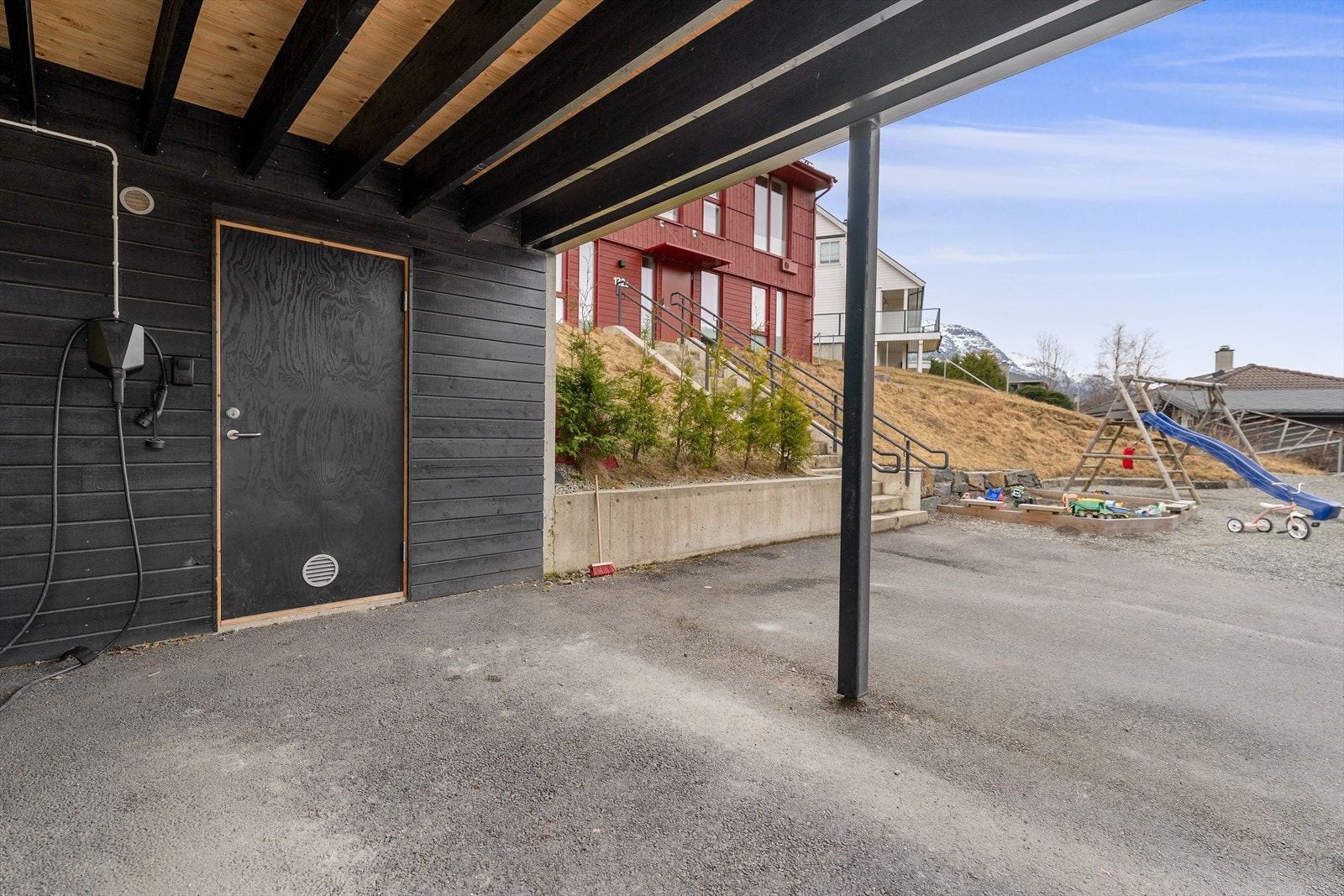 Biloppstillingsplass i carport med el bil lader. Galleribilde