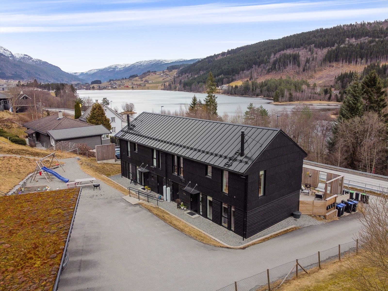 Det er utebod i bakkant av carporten. Galleribilde