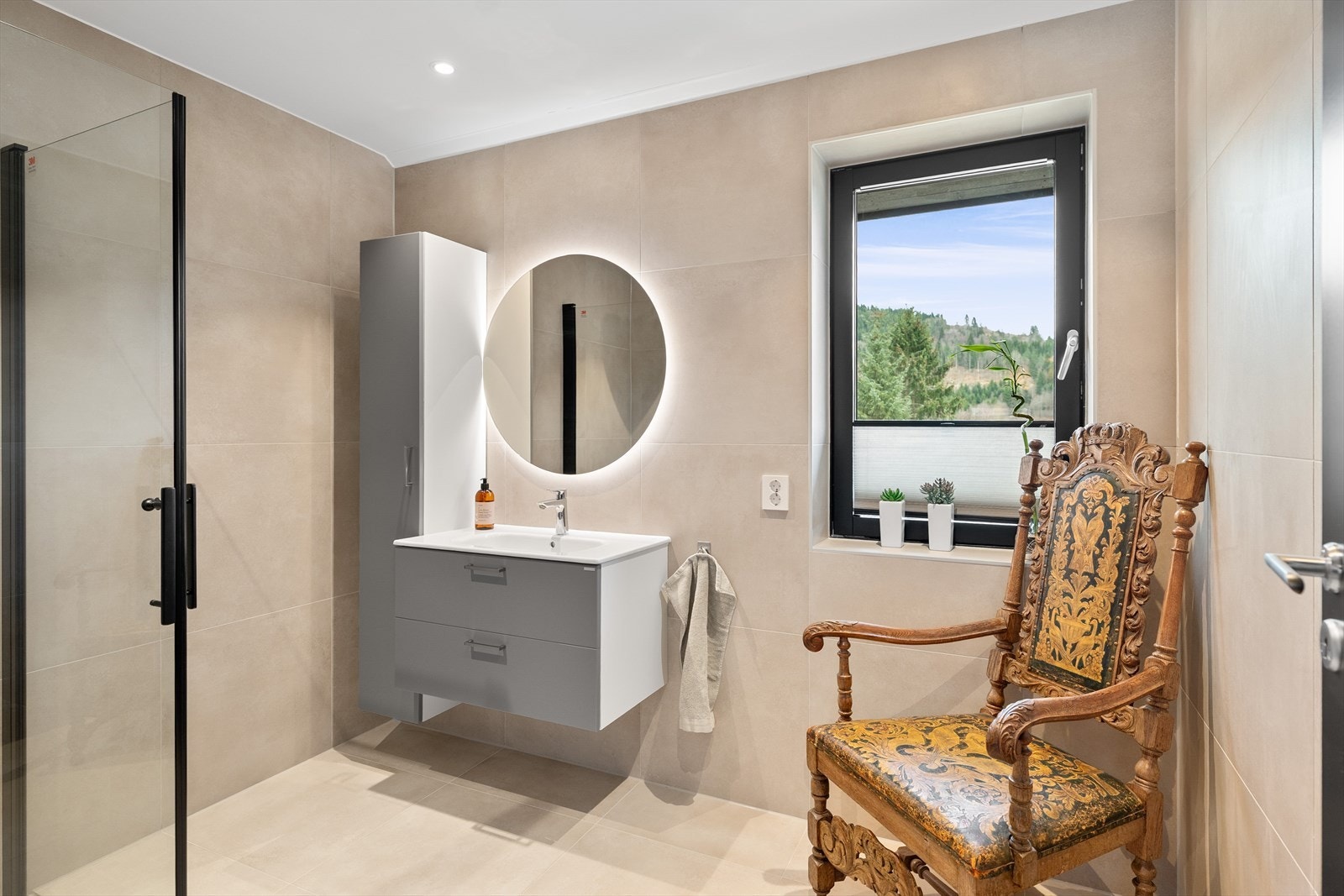 Det andre badet er smart plassert i bakkant av stuen. Galleribilde