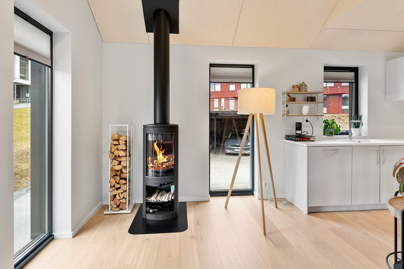 I stuen er det installert en vedovn, som gir ekstra varme på kalde dager. Galleribilde
