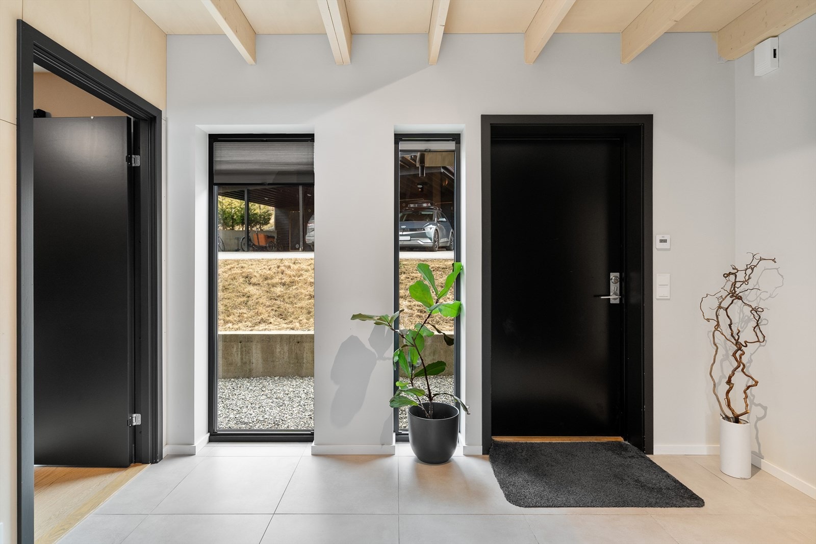 Inngangspartiet er romslig med skyvedørsgarderobe og god plass til å ta av seg yttertøy og sko. Galleribilde