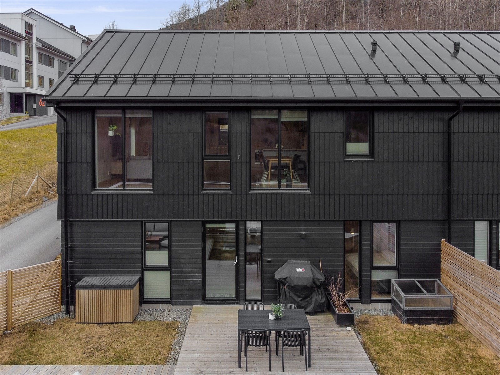Uteplassen har tilgang fra boligen og utvendig på siden av denne. Galleribilde