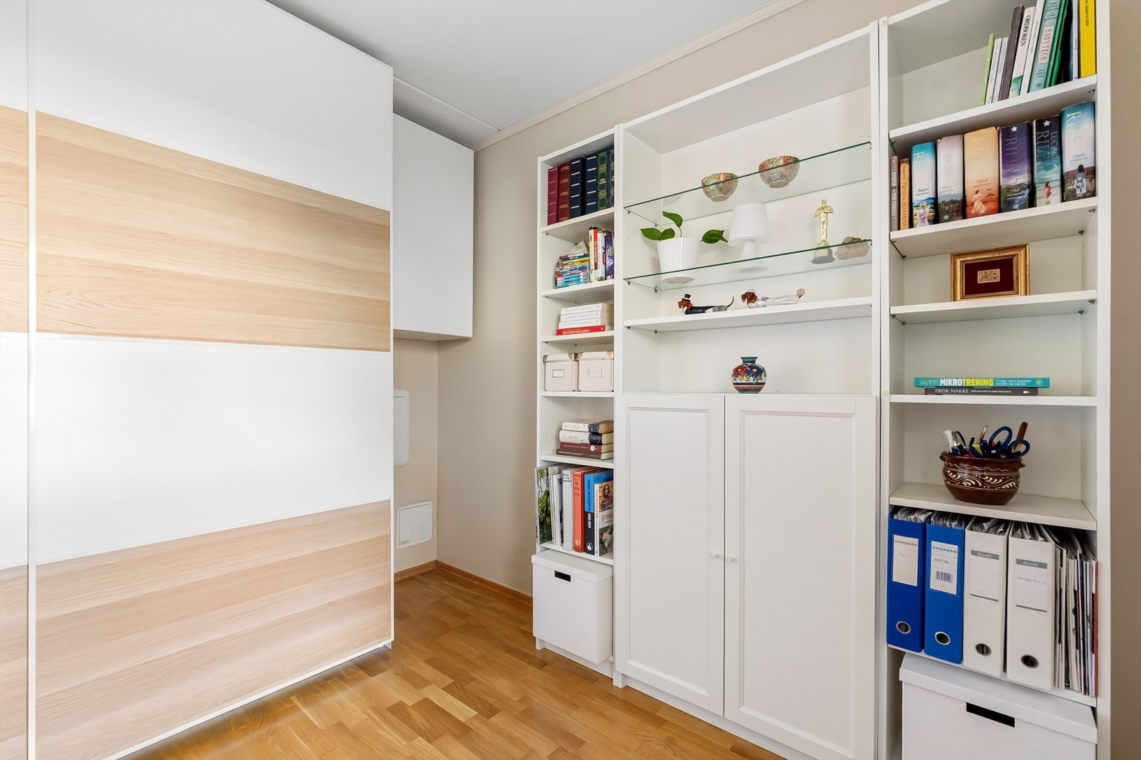 Også her har du god plass til garderobe-innredning Galleribilde