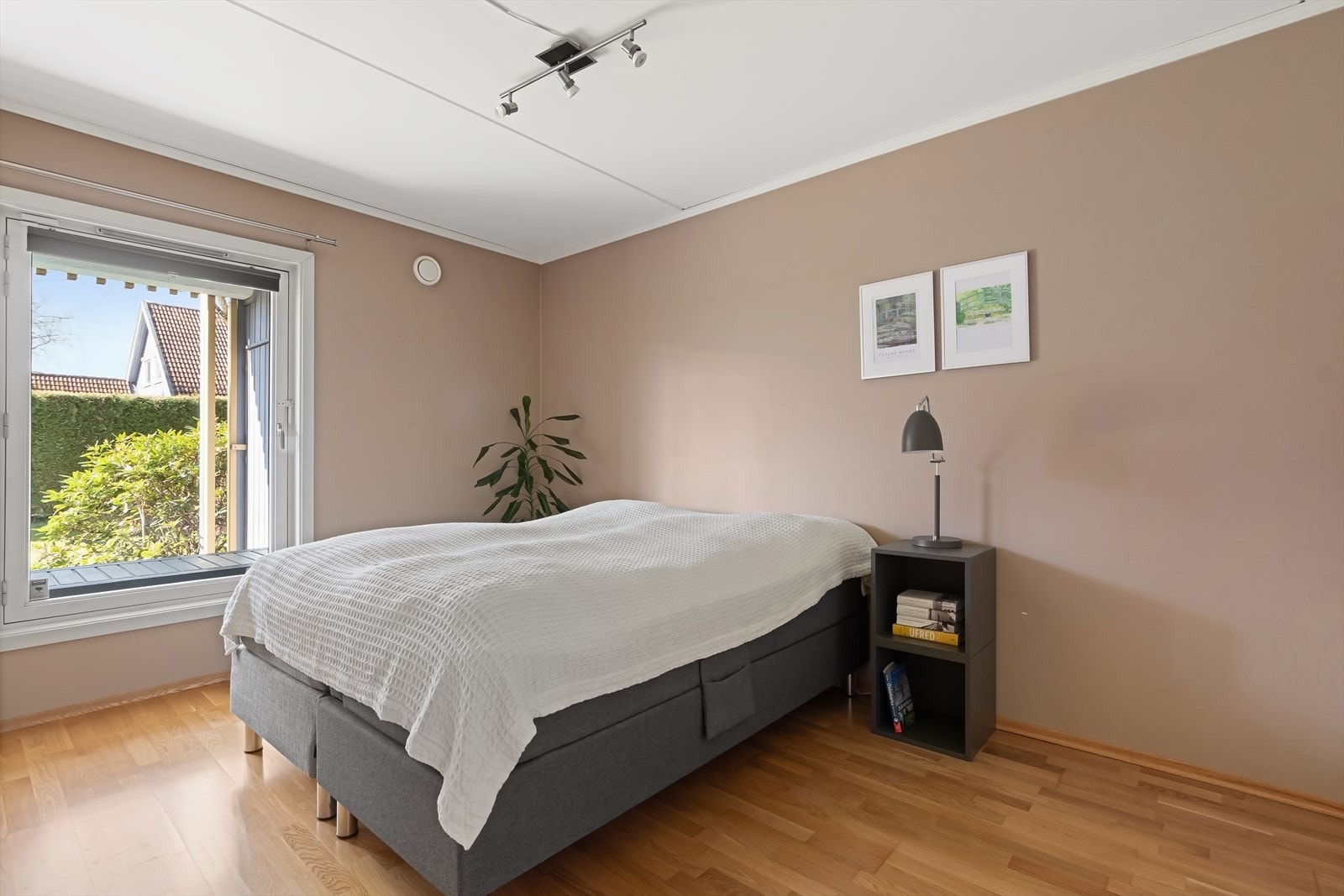Stort hovedsoverom med god plass til dobbeltseng, nattbord og garderobe Galleribilde