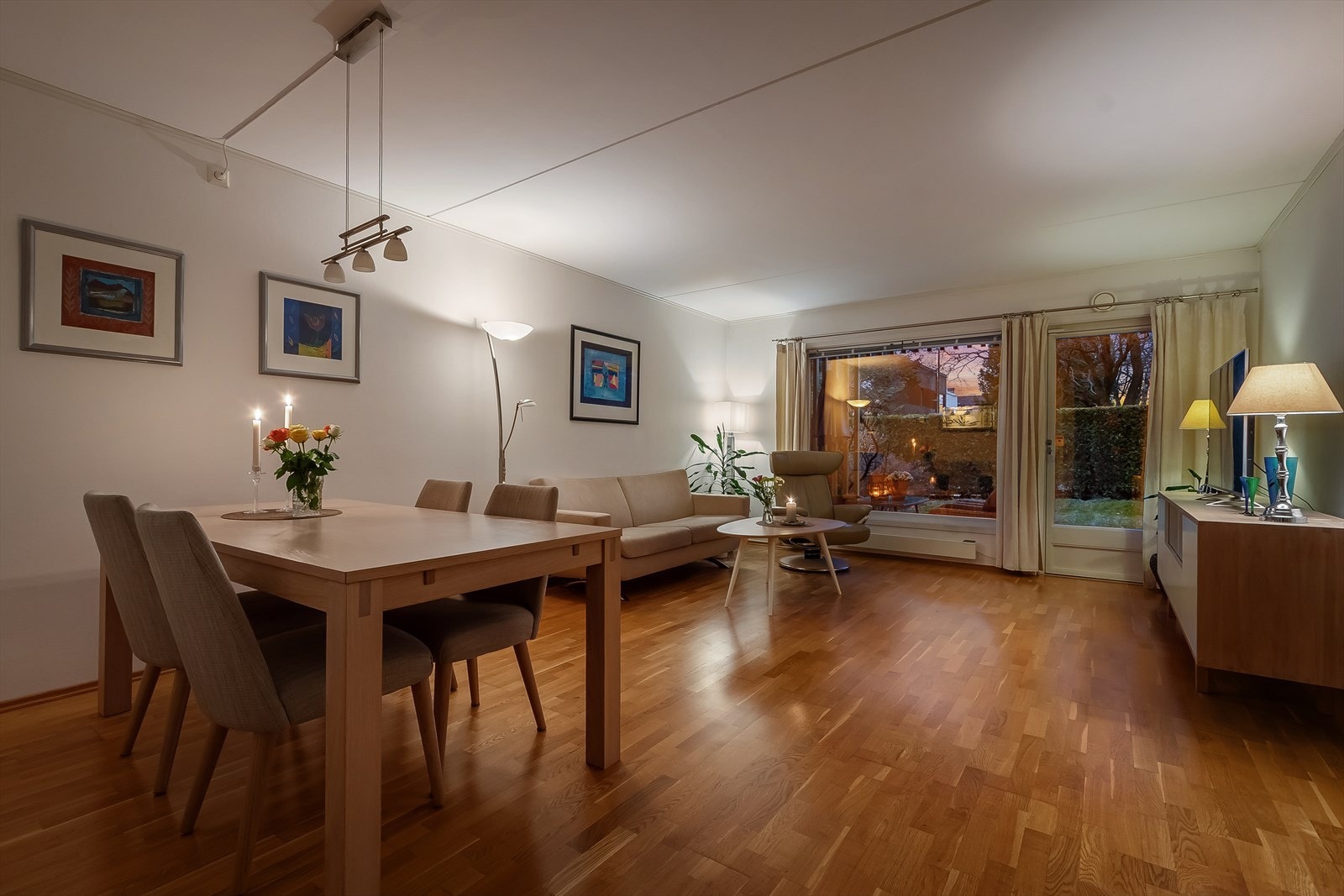 Gjennomgående bolig med store vindusflater og svært god planløsning Galleribilde