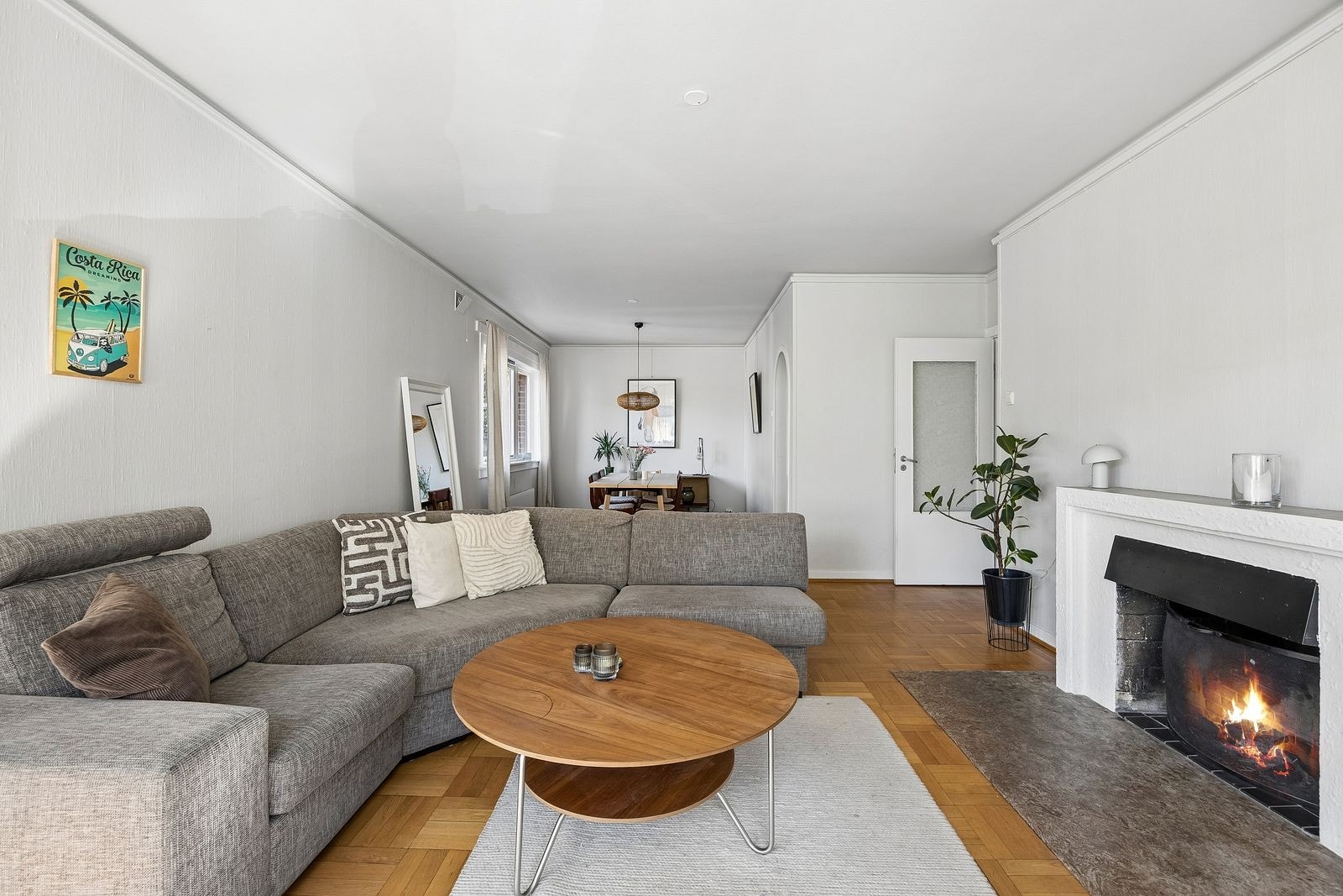 Leiligheten har åpen stue og spisestue med peis og god plass Galleribilde