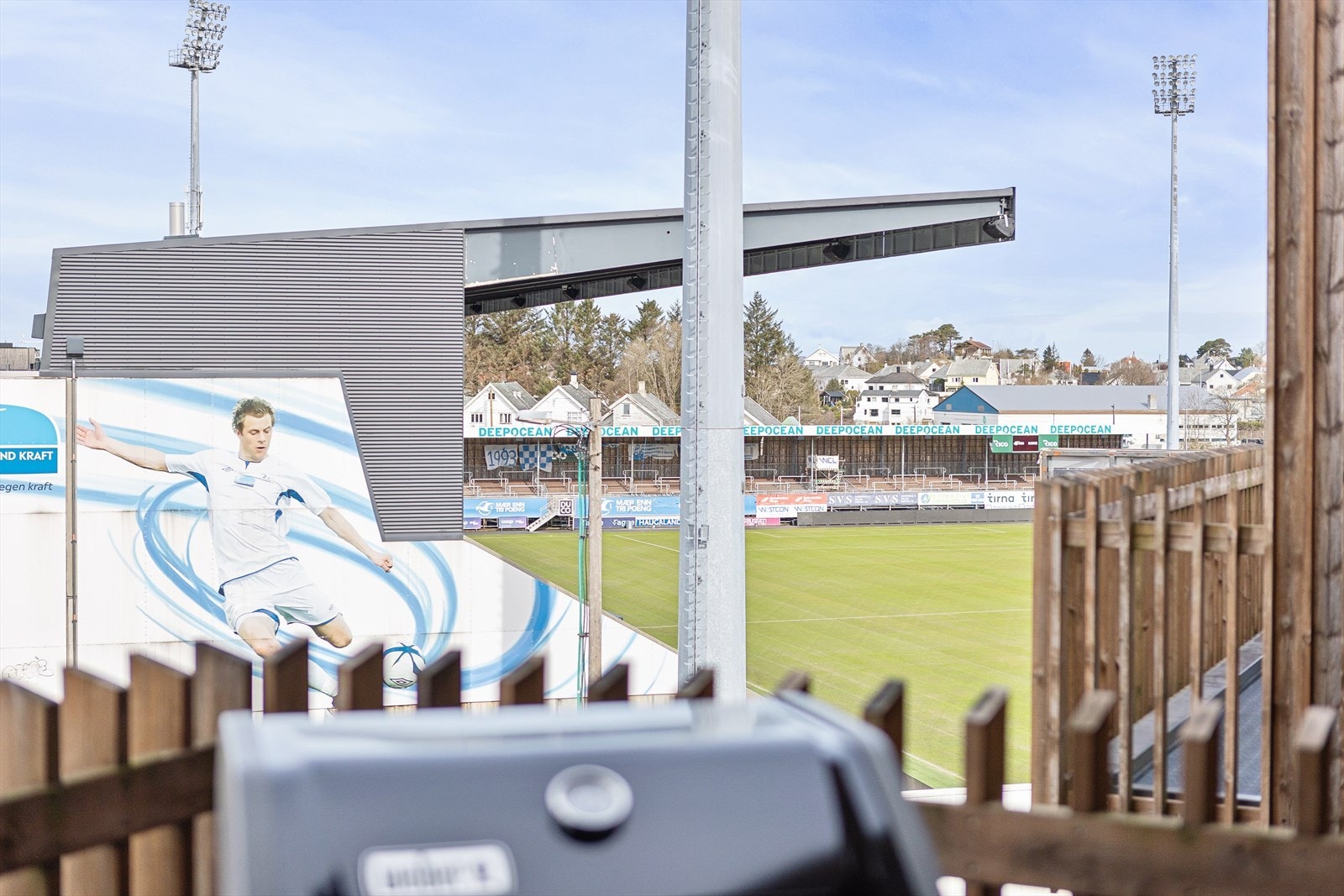 Dersom man er fotball interessert, glimter man også fotballbanen på stadion fra balkongen. Galleribilde