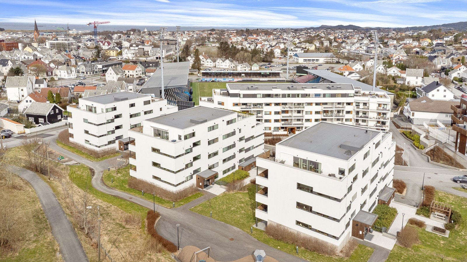 På få minutters gange inn til sentrum med en rekke restauranter, cafeer, shoppingsmuligheter, samt en rekke kulturtilbud. Galleribilde