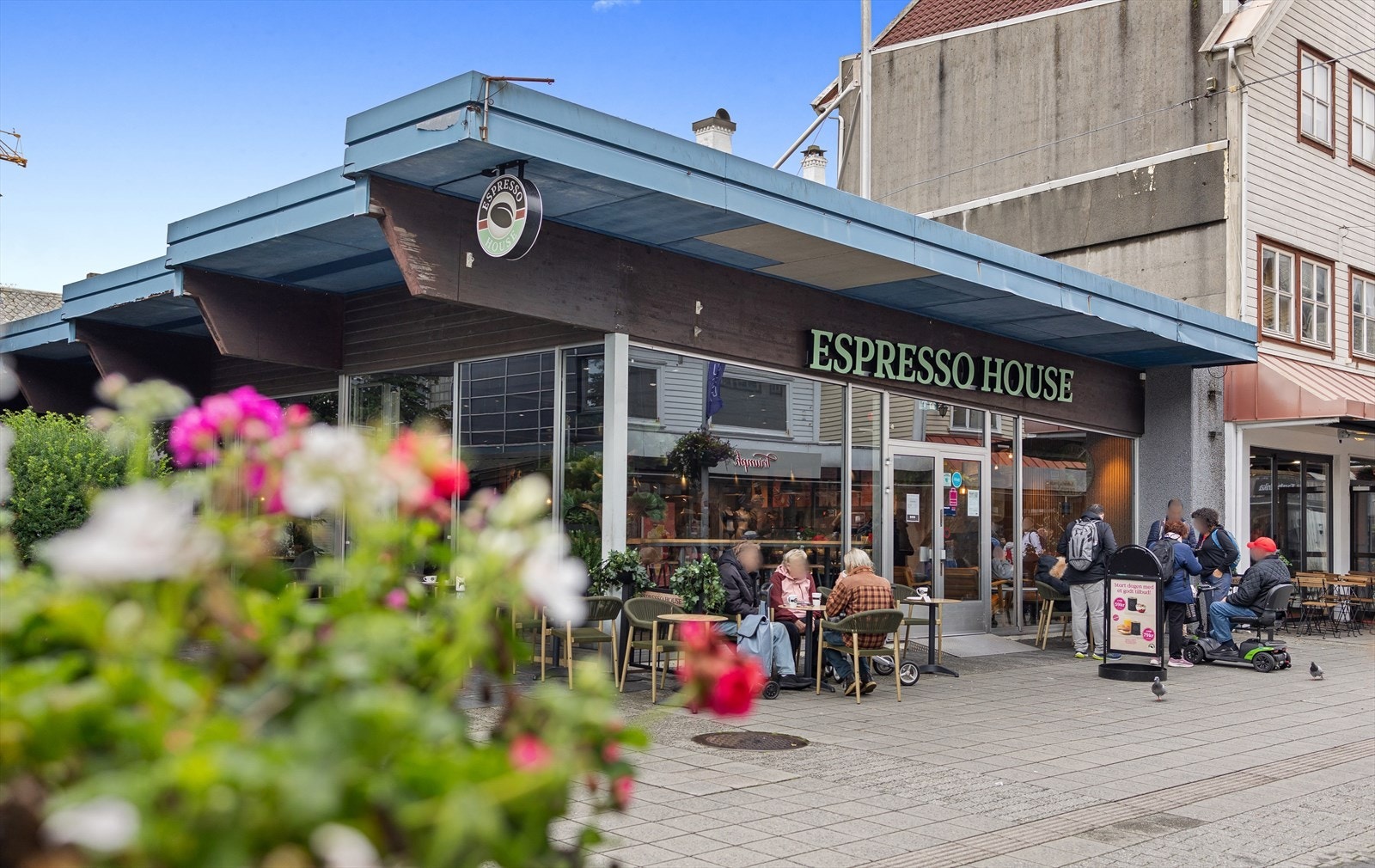 Herlige sentrum med kai, gågaten, hyggelige cafeer og restauranter i gangavstand fra leilighetene. Galleribilde