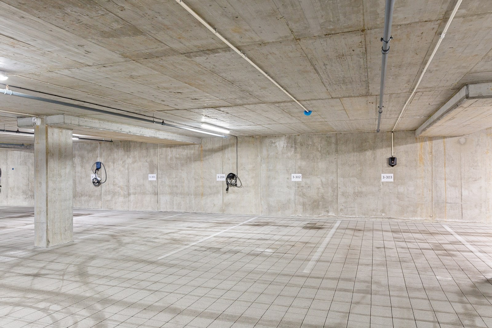 Tilhørende parkeringsplass og sportsbod i felles garasjeanlegg. Galleribilde