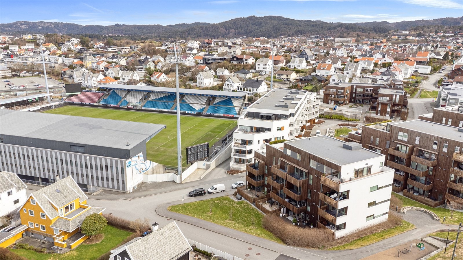 Fra eiendommen er det kort avstand til bl. a. skoler, dagligvarebutikker sykehus, og idrettsanlegg. Galleribilde