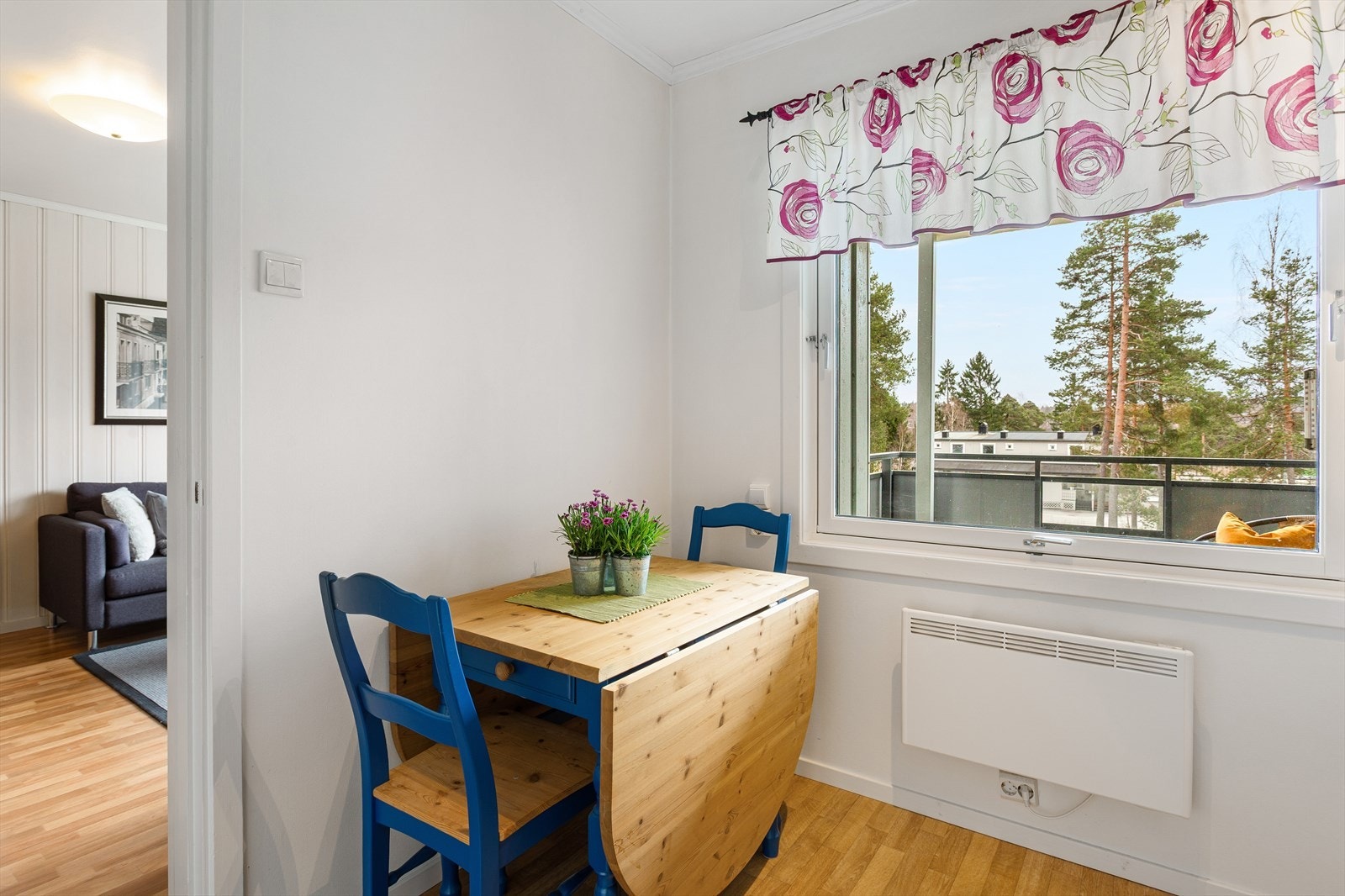 Plass til spisebord ved vinduet Galleribilde