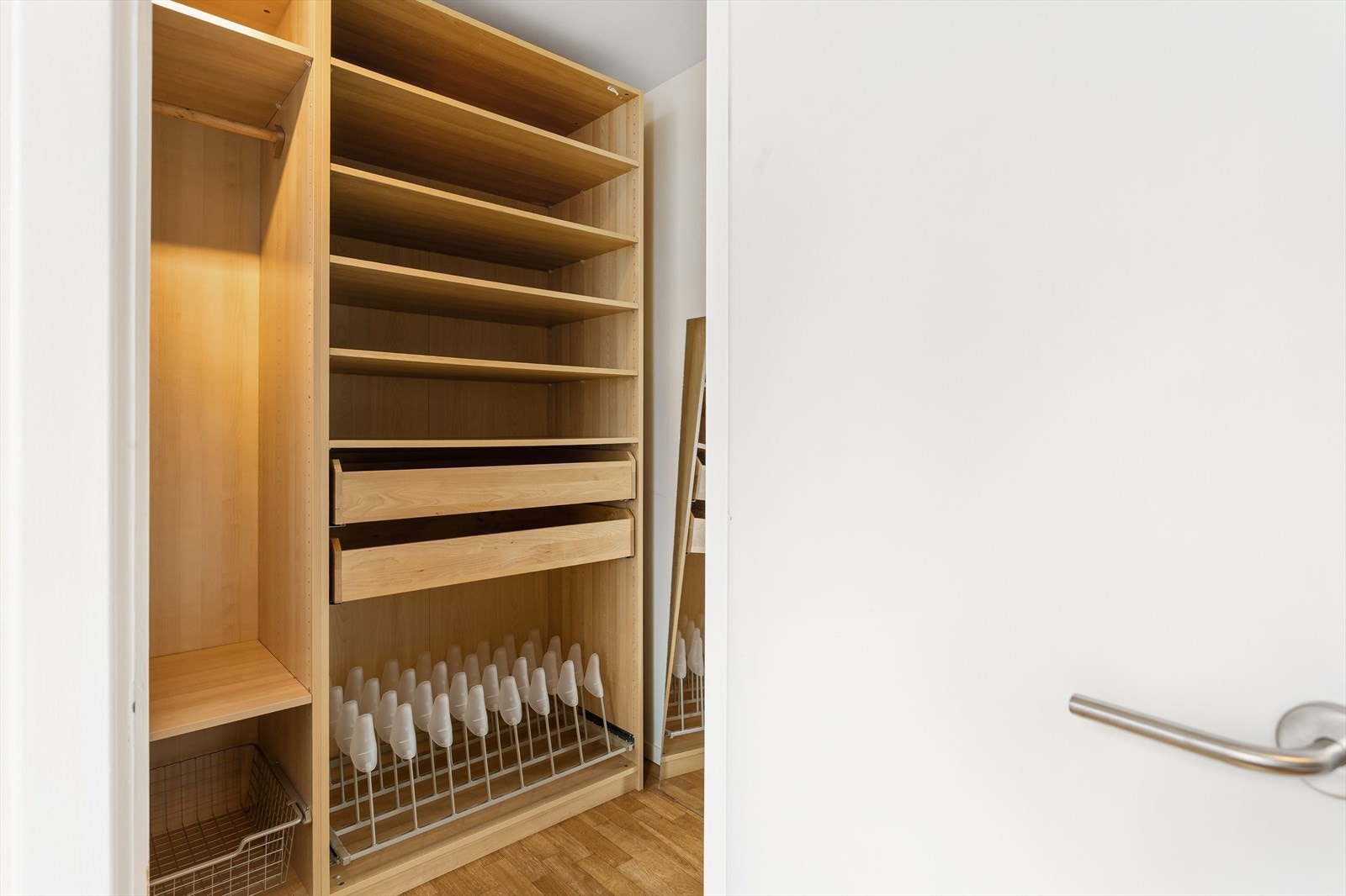 Stor garderobe tilknyttet soverommet Galleribilde
