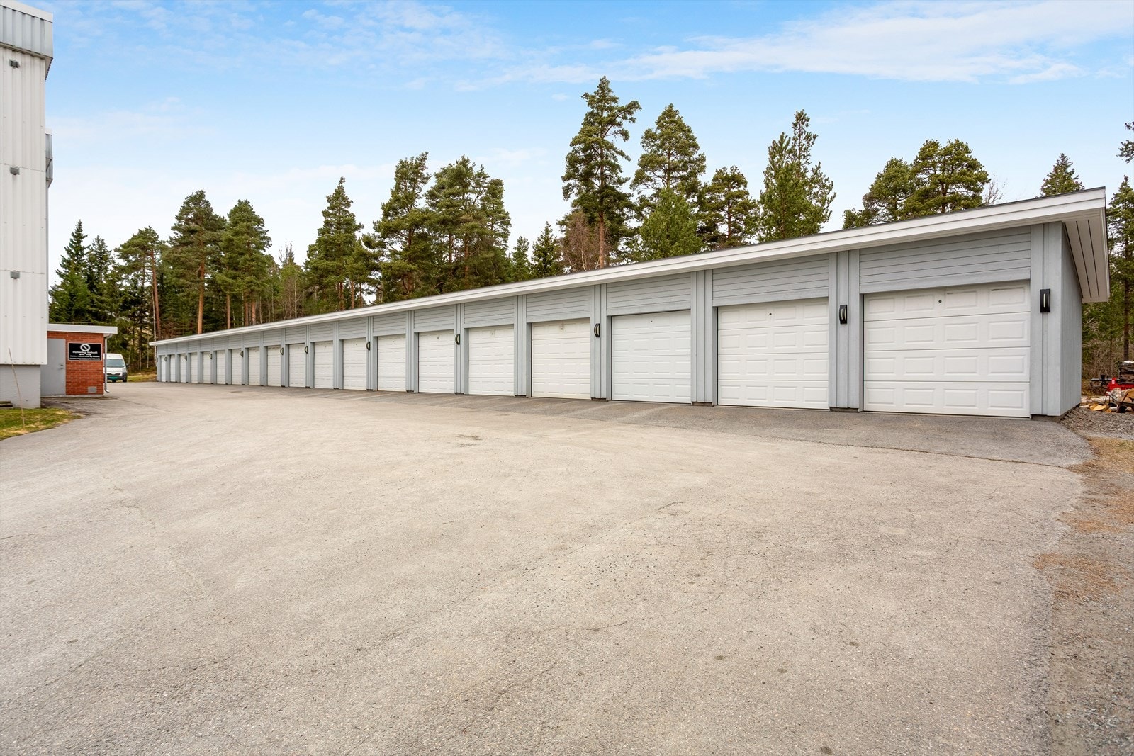 Garasje med elektrisk portåpner, støpt gulv og skillevegg til nabo. 2. garasje fra høyre. Galleribilde
