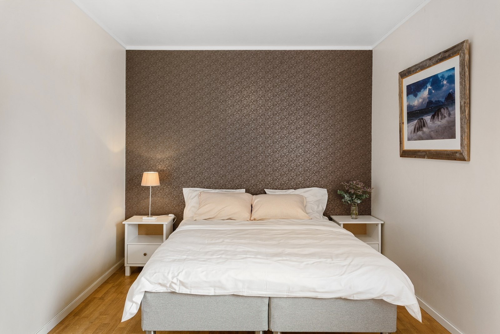 Pent tapetsert soverom Galleribilde