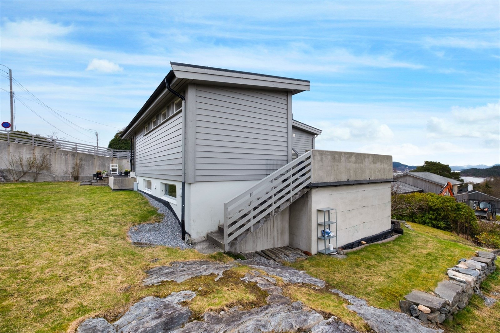 Det er nedgang til hage fra veranda Galleribilde