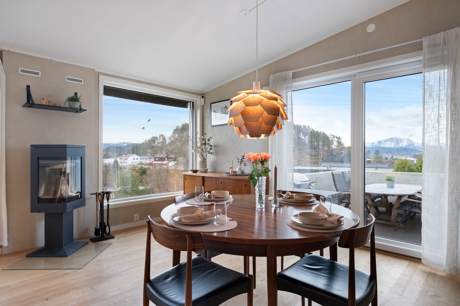 Fra stuen har man utgang til en romslig sydvendt veranda Galleribilde