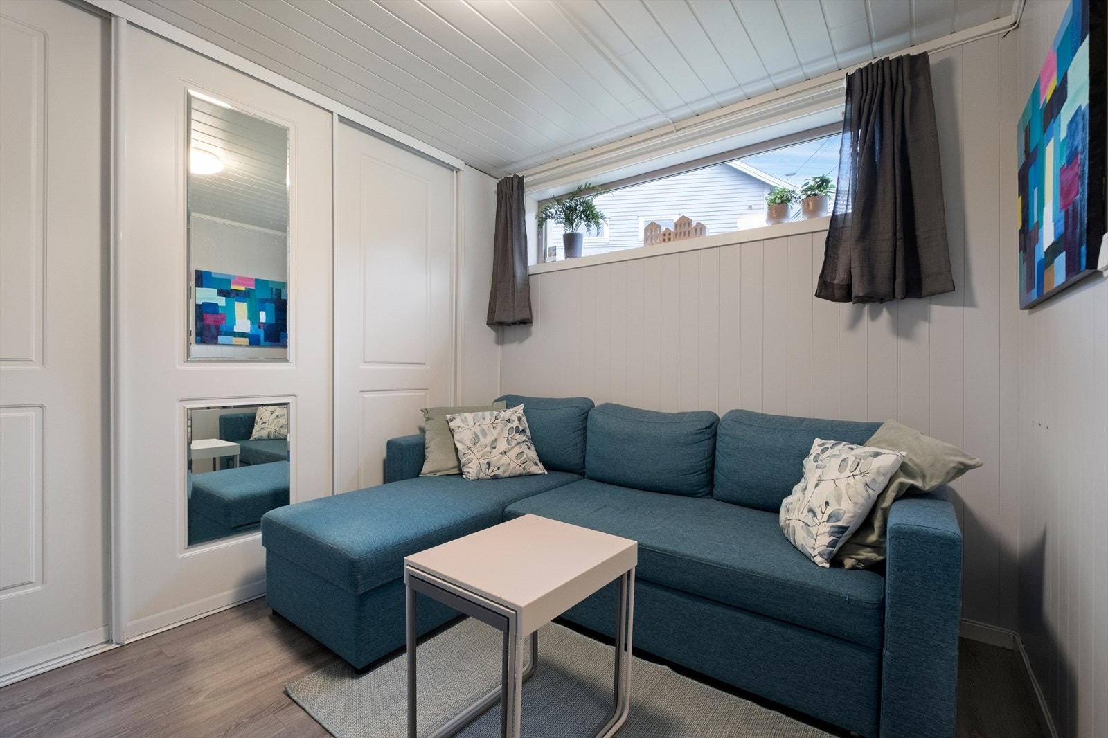 Fra kjellerstue som disponeres av hoved-del Galleribilde
