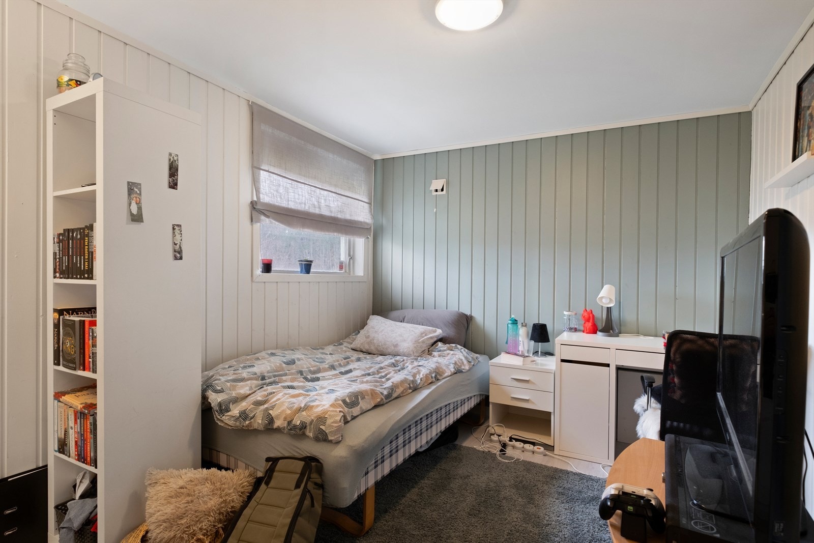 Største del av kjeller er innredet med 3 hybler som deler kjøkken, bad og inngangsparti - her fra hybel nr 1 Galleribilde
