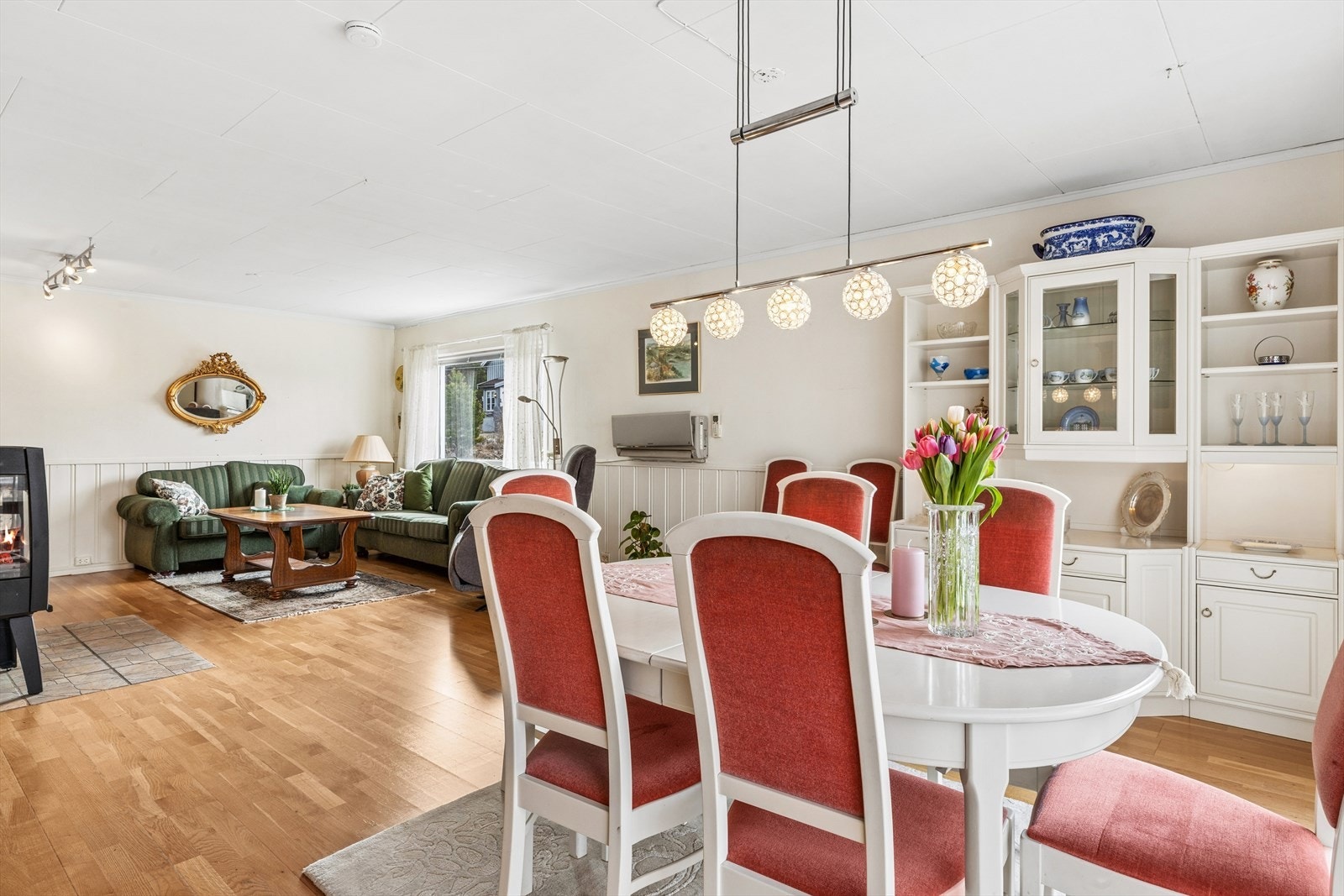 Stuen har plass til både sofagruppe og spisestue Galleribilde
