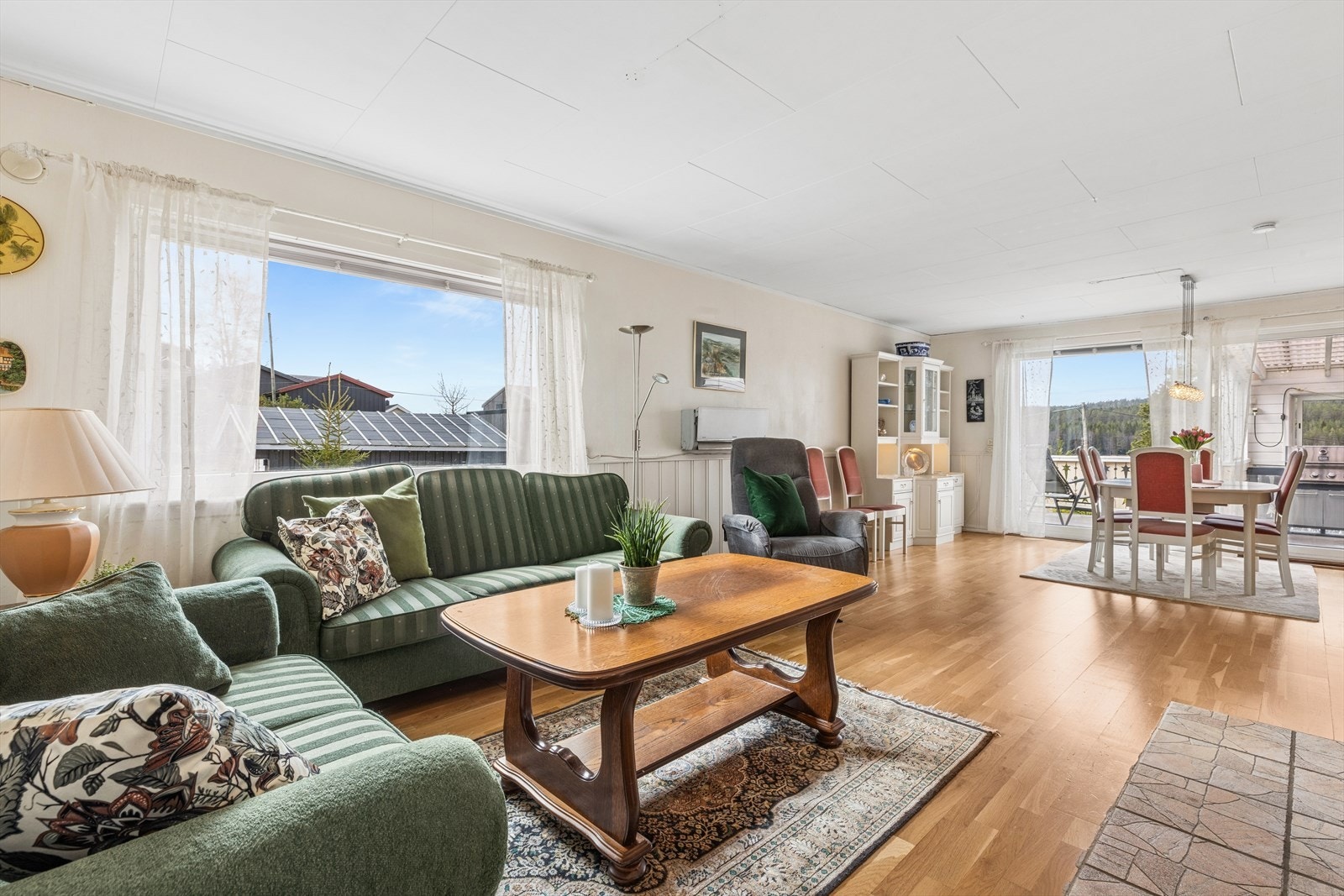 Stuen har store vinduer som slipper herlig dagslys inn Galleribilde