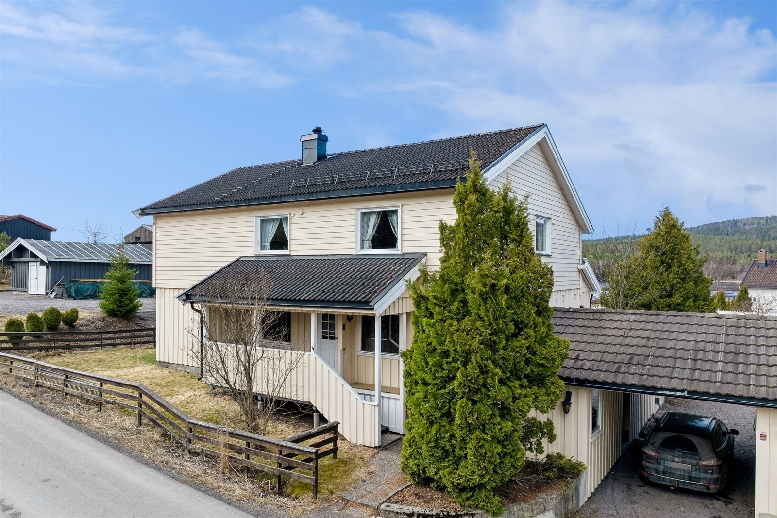 Også carport mellom hus og garasje Galleribilde