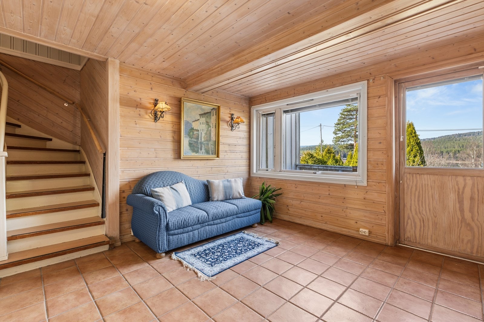 Gangen tilhørende loftsleiligheten, ligger én etasje ned (adkomst via trapp fra carport). Verandadør ut til hage. Galleribilde